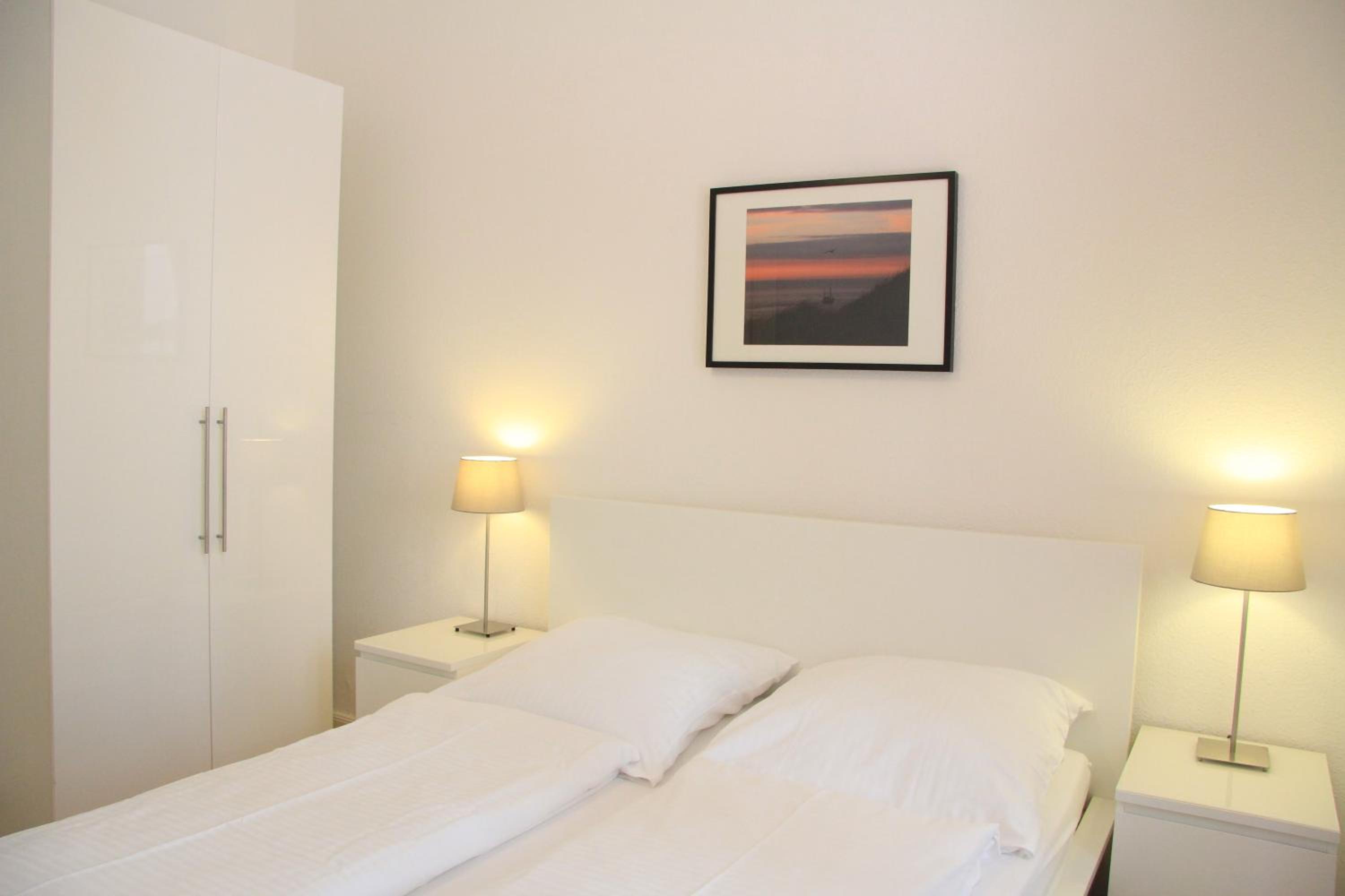 Nollendorf Apartments - 1 separate bedroom and 1 living room with sofa bed in Motzstraße