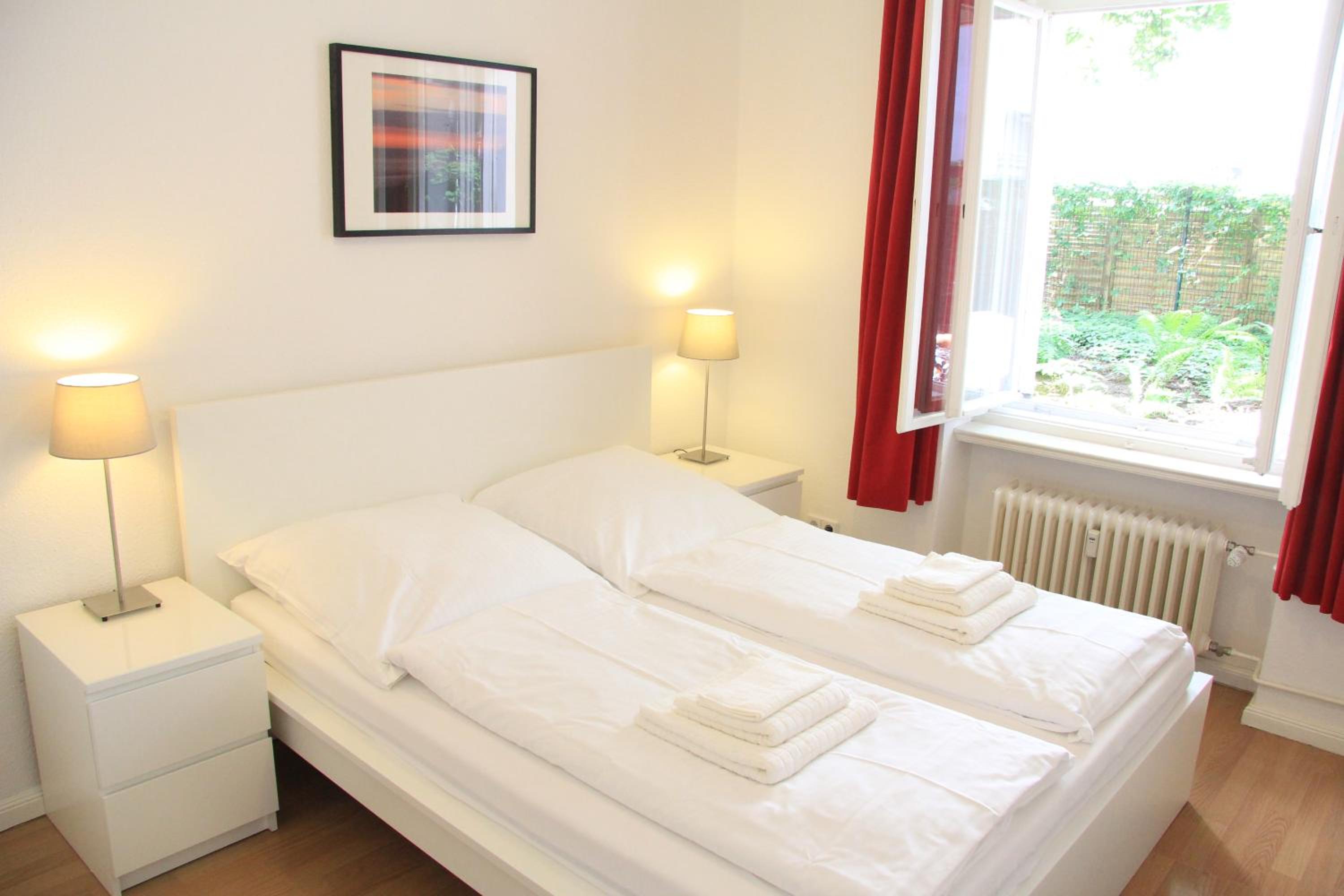 Nollendorf Apartments - 1 separate bedroom and 1 living room with sofa bed in Motzstraße
