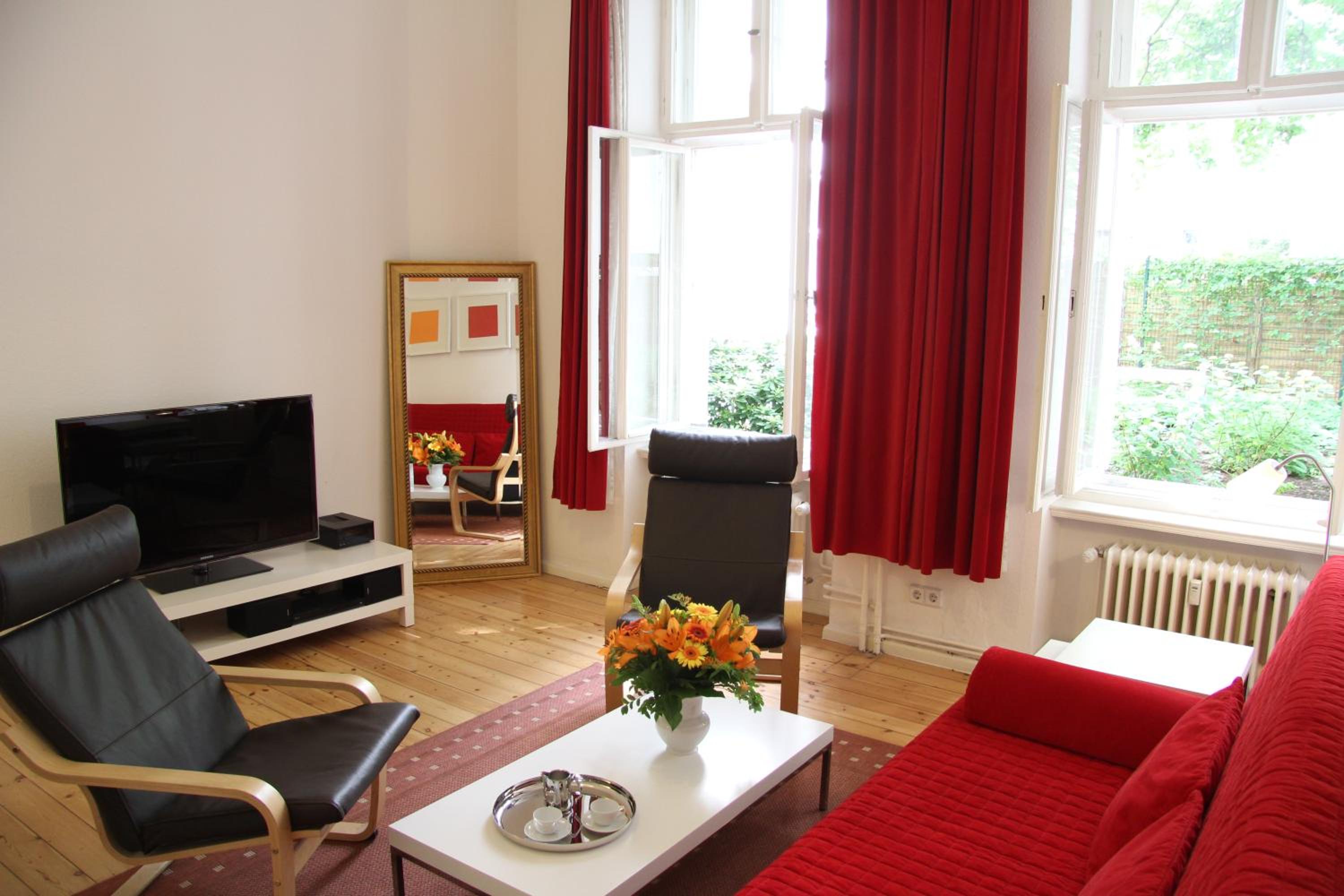 Nollendorf Apartments - 1 separate bedroom and 1 living room with sofa bed in Motzstraße