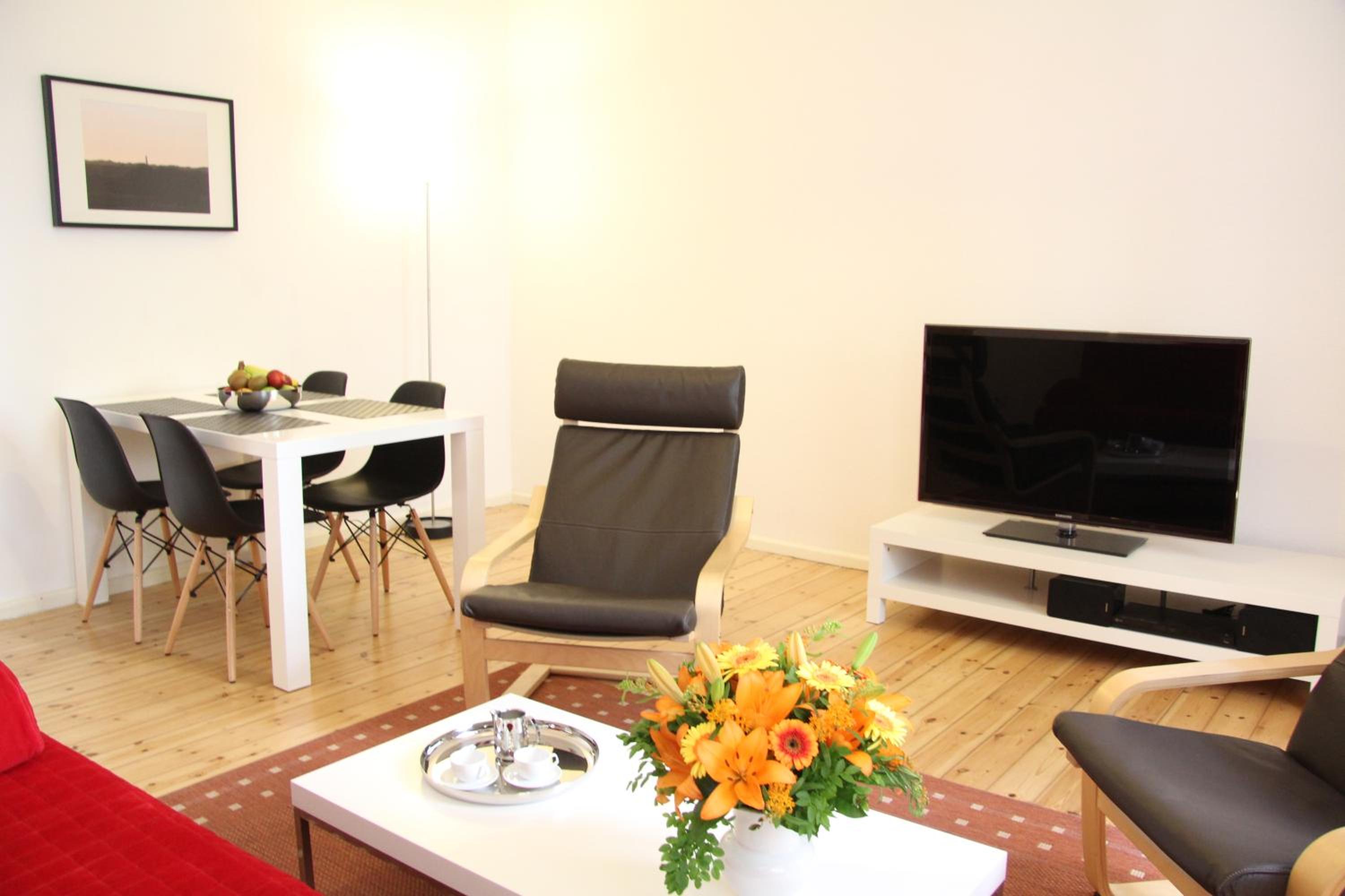 Nollendorf Apartments - 1 separate bedroom and 1 living room with sofa bed in Motzstraße
