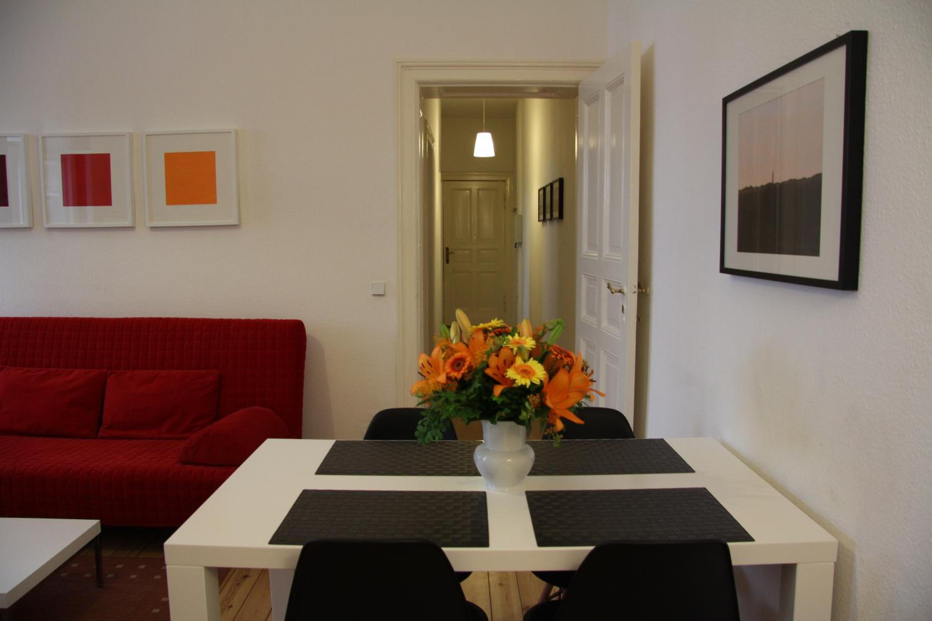 Nollendorf Apartments - 1 separate bedroom and 1 living room with sofa bed in Motzstraße