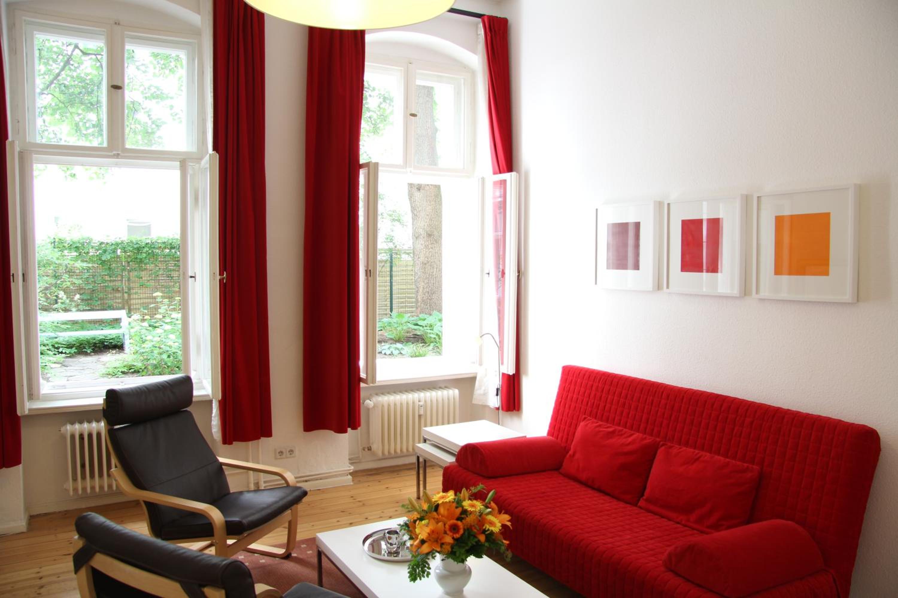 Nollendorf Apartments - 1 separate bedroom and 1 living room with sofa bed in Motzstraße