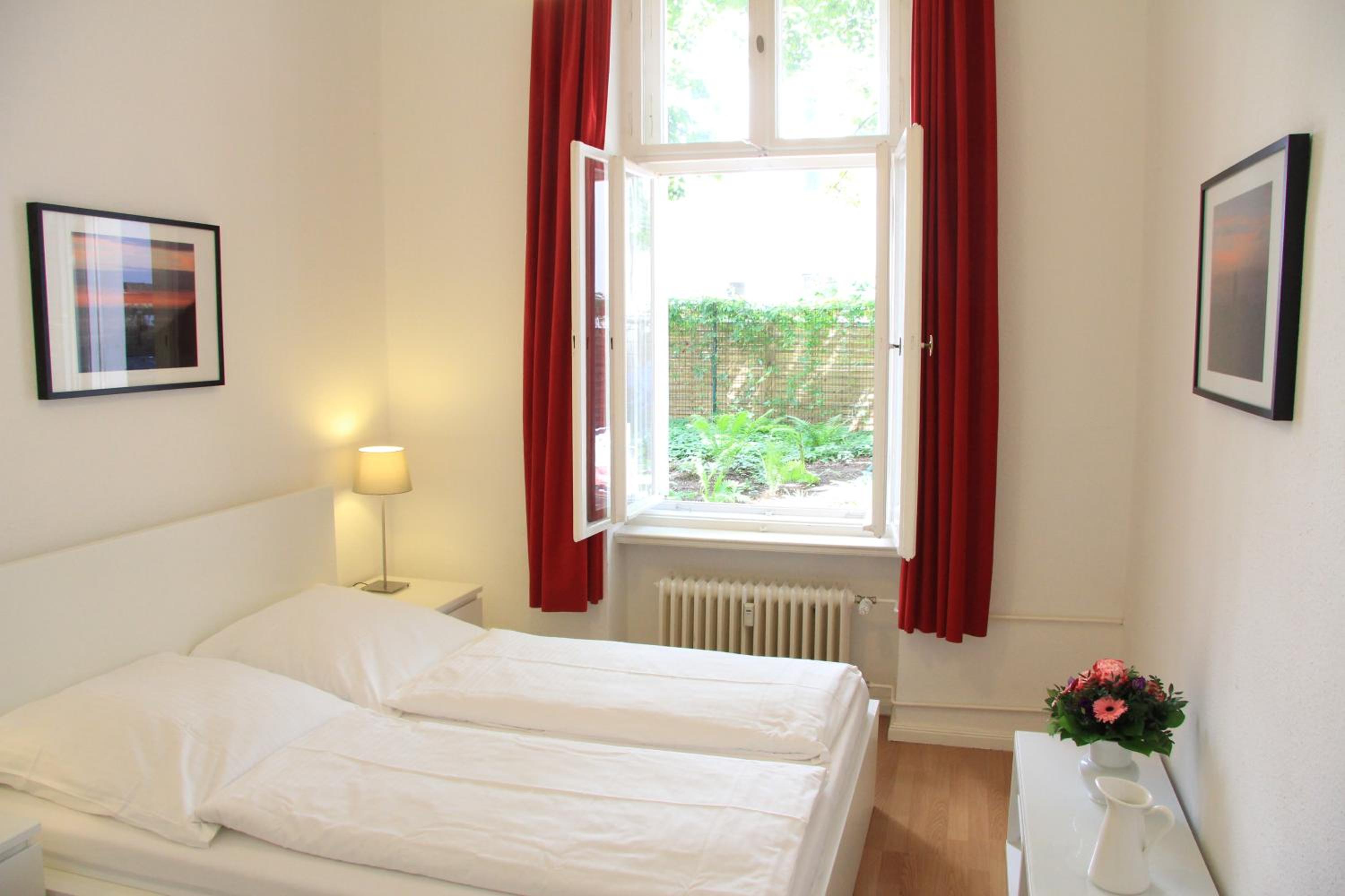 Nollendorf Apartments - 1 separate bedroom and 1 living room with sofa bed in Motzstraße
