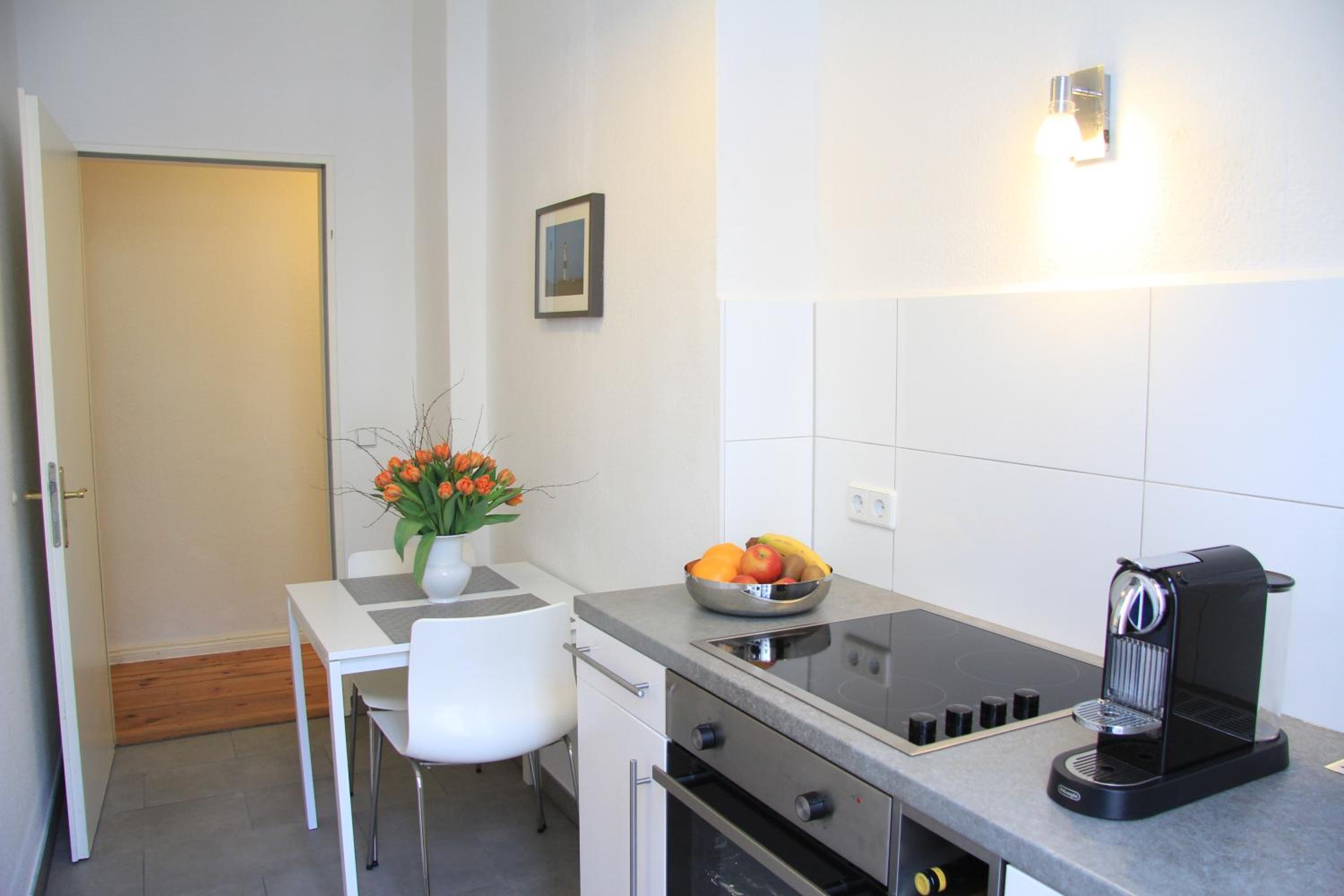 Nollendorf Apartments - 1 separate bedroom and 1 living room with sofa bed in Motzstraße