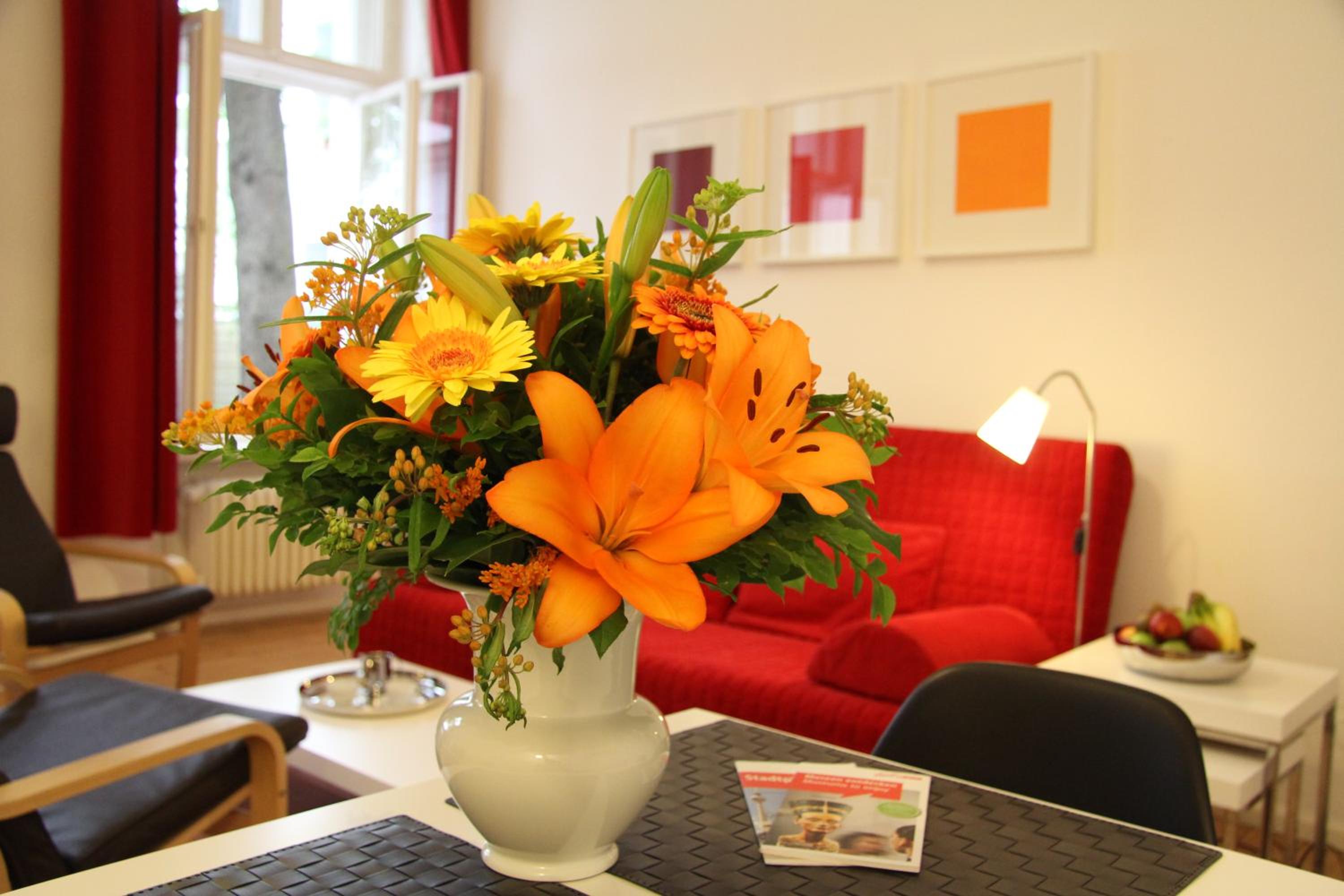 Nollendorf Apartments - 1 separate bedroom and 1 living room with sofa bed in Motzstraße