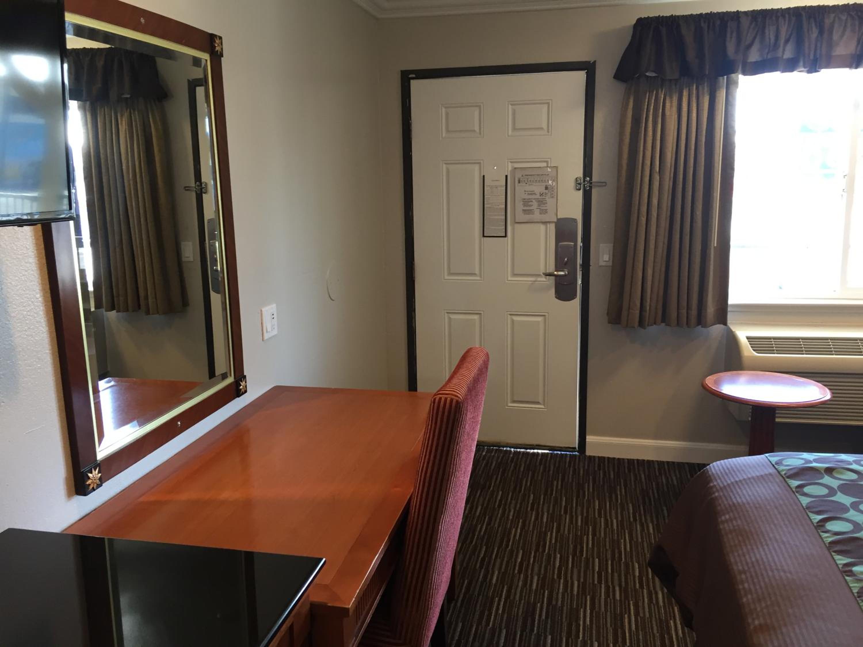 Oakland Vacations - Continental Lodge - Property Image 17