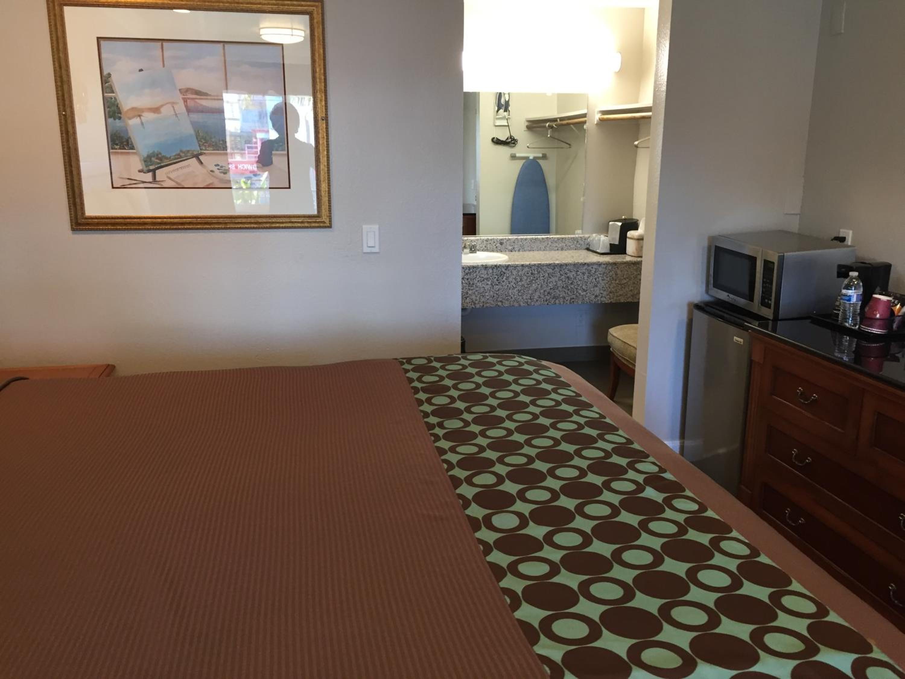 Oakland Vacations - Continental Lodge - Property Image 1