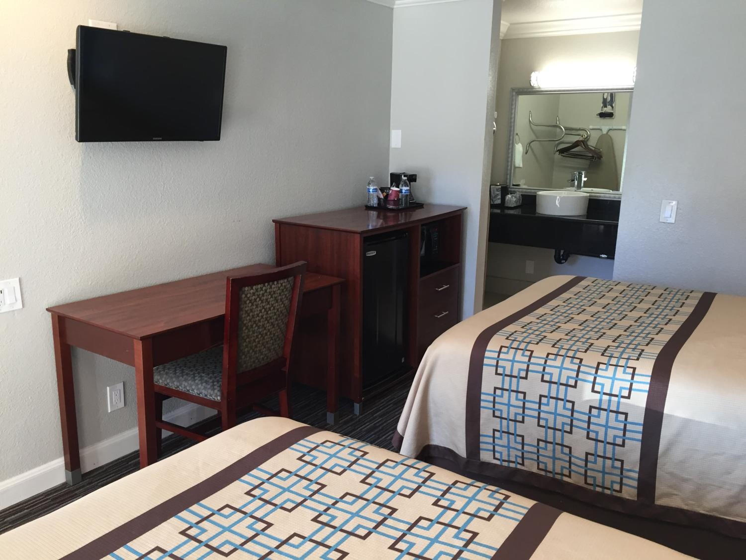 Oakland Vacations - Continental Lodge - Property Image 8