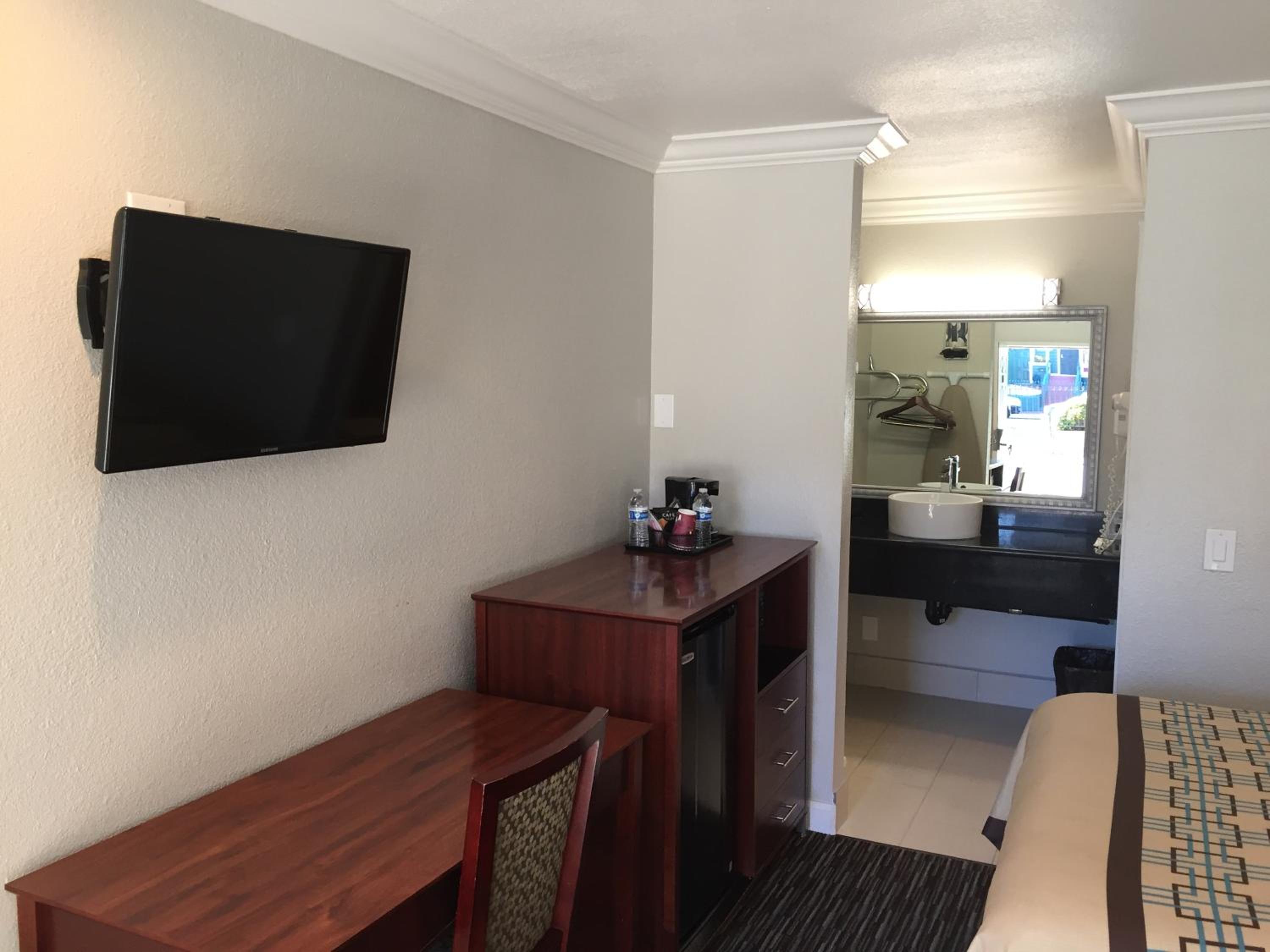 Oakland Vacations - Continental Lodge - Property Image 5