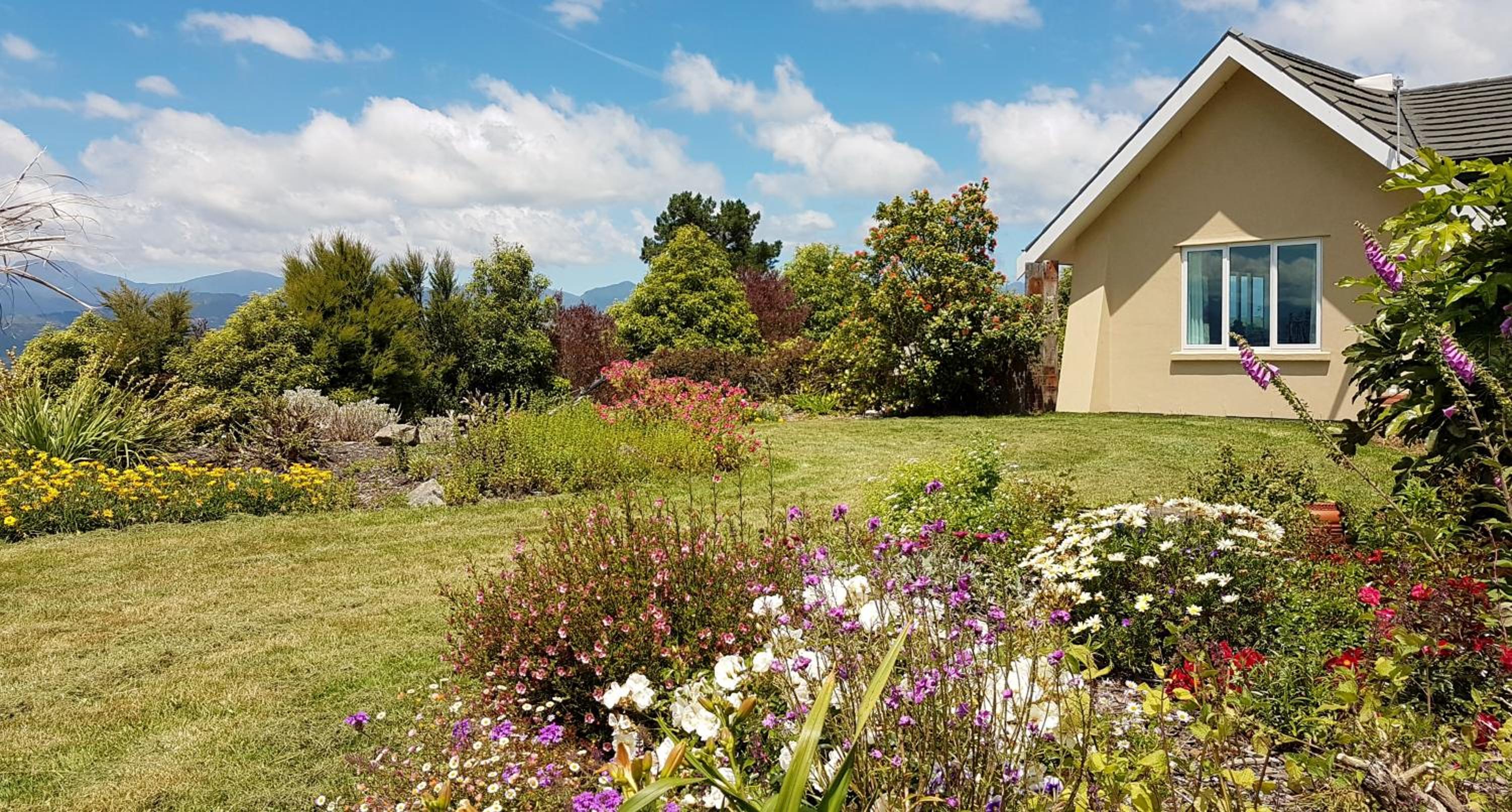 Golden Hills Farm Cottage with Swimming Pool view 3