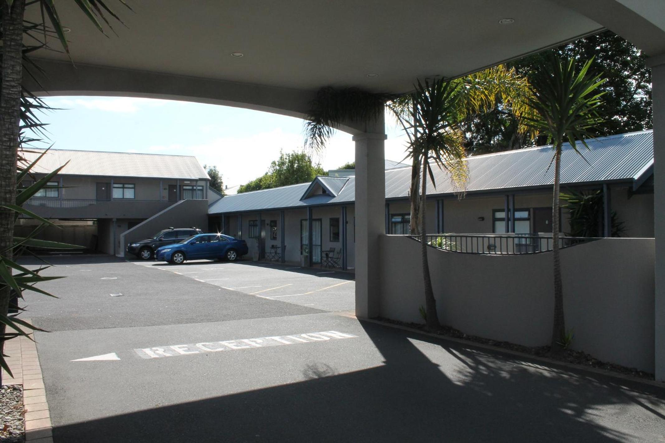 Aquarius Motor Inn