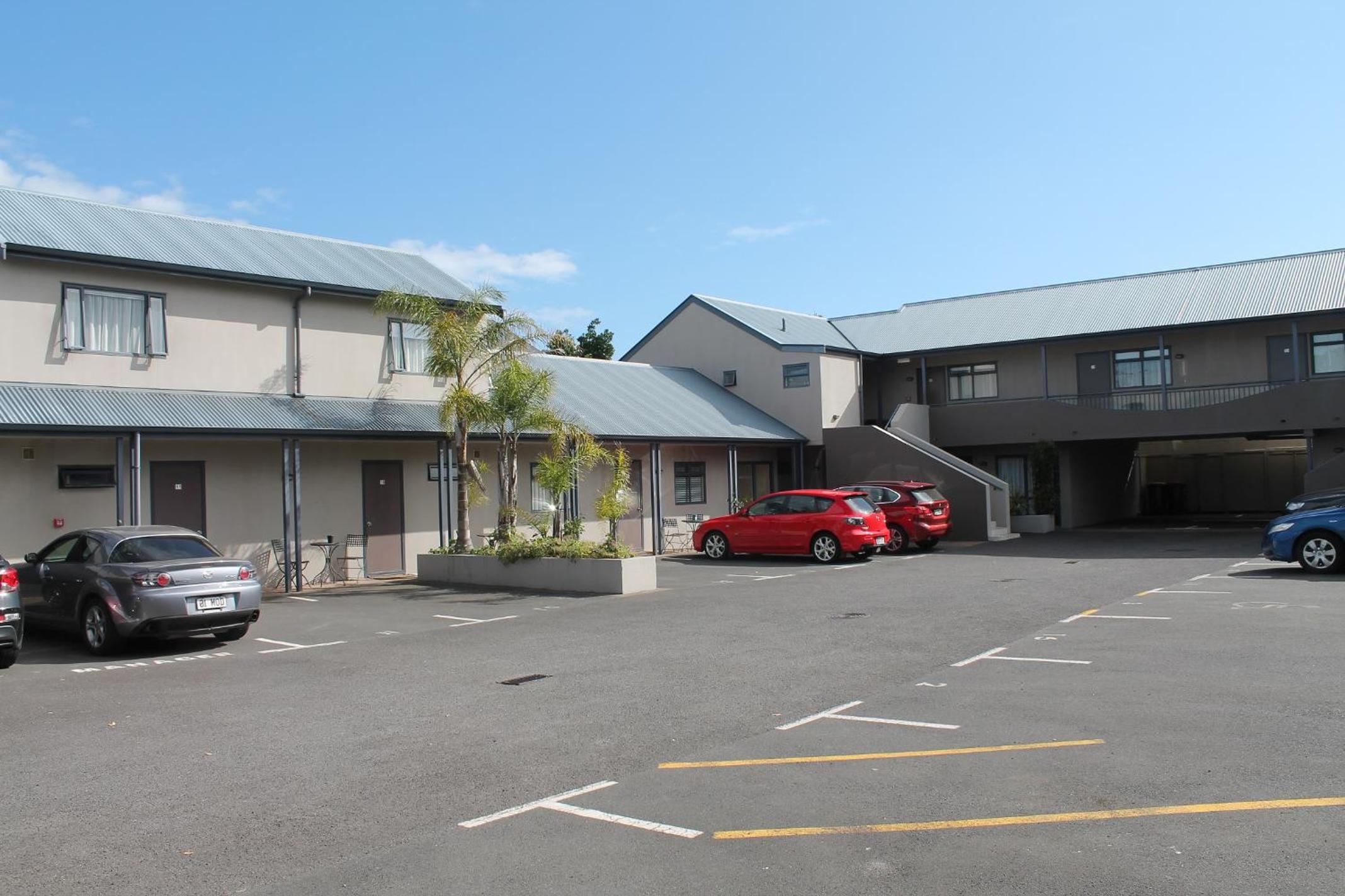 Aquarius Motor Inn