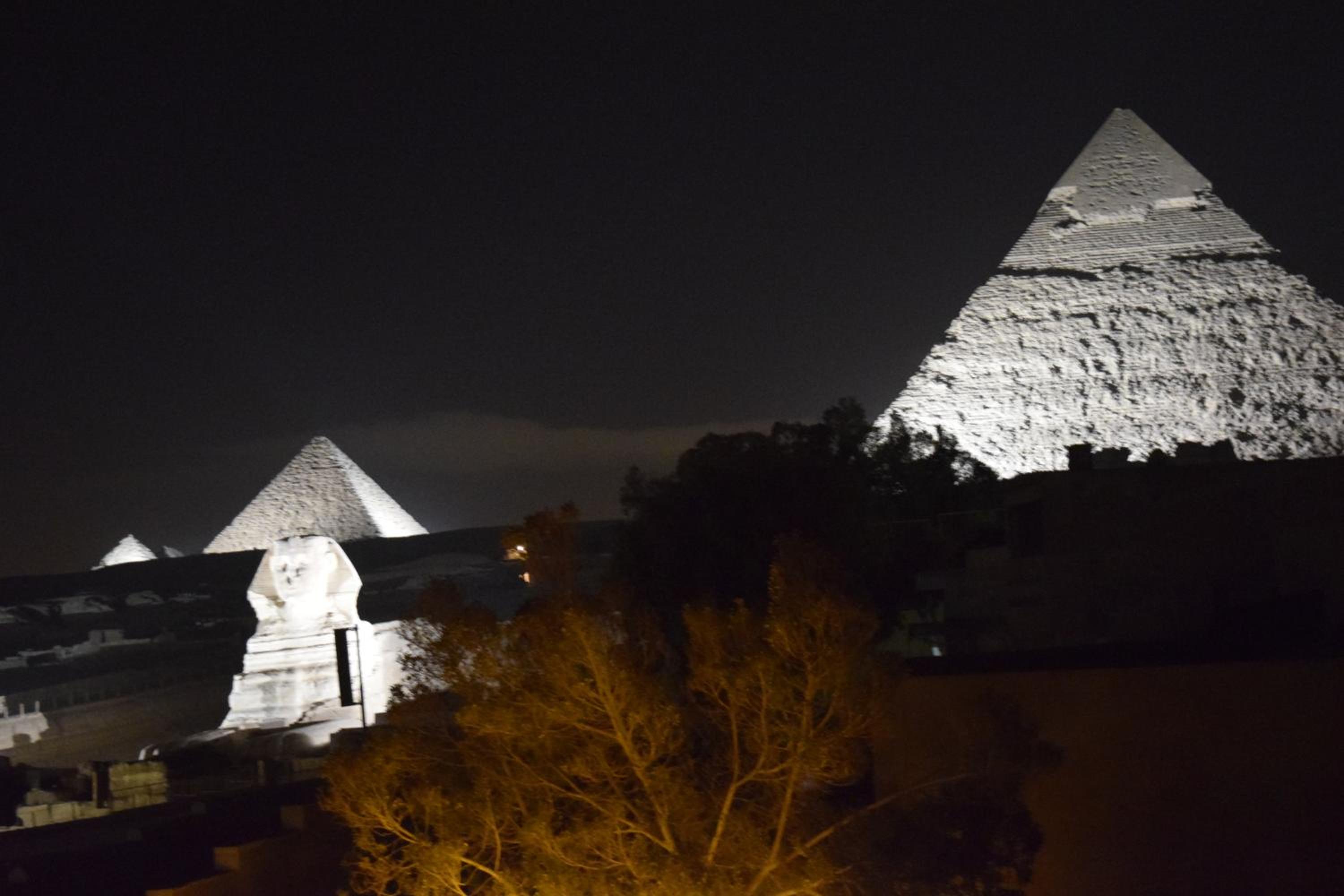 Pyramids Overlook Inn