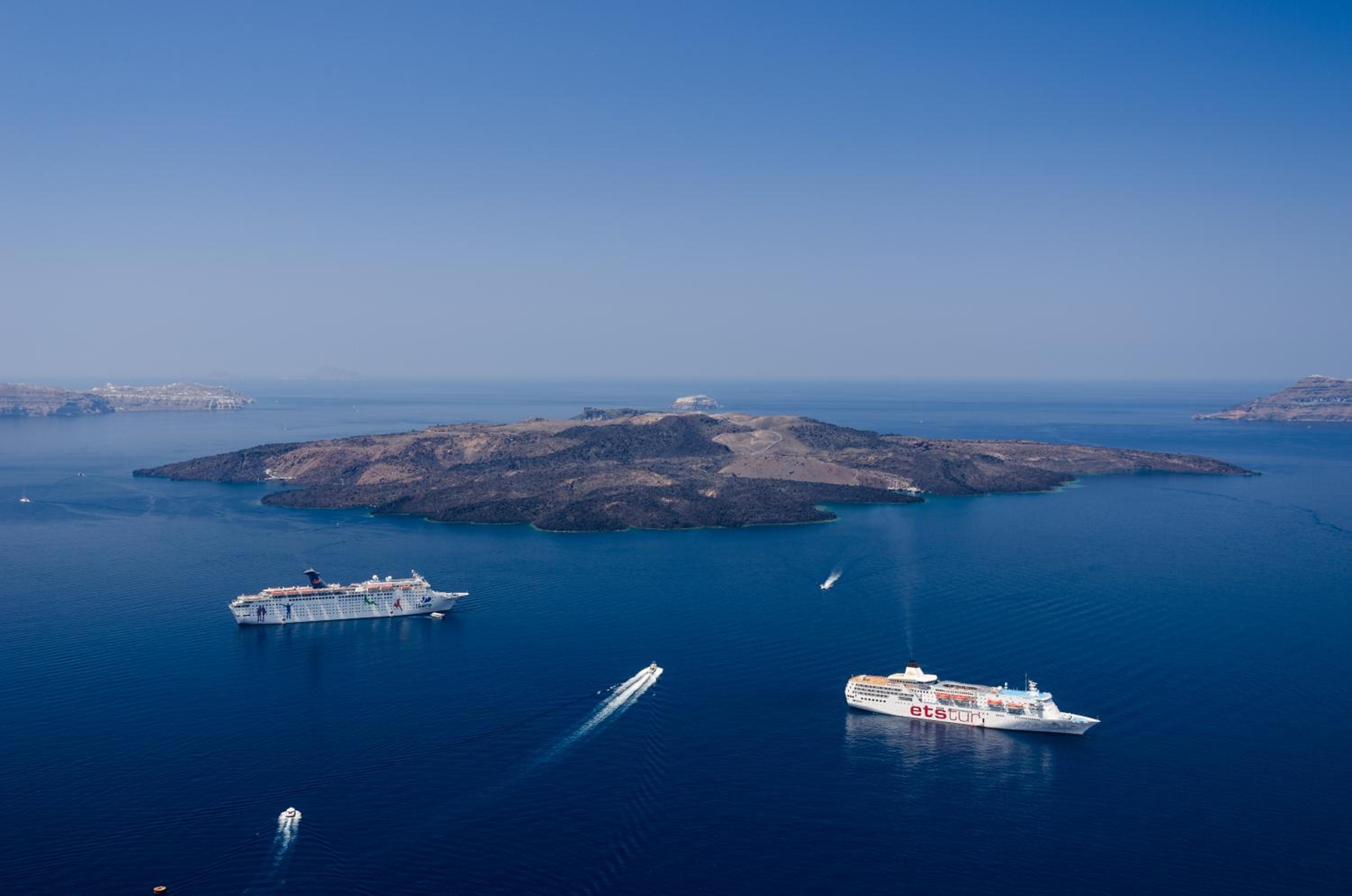 Morfes Luxury Suites by Caldera Houses