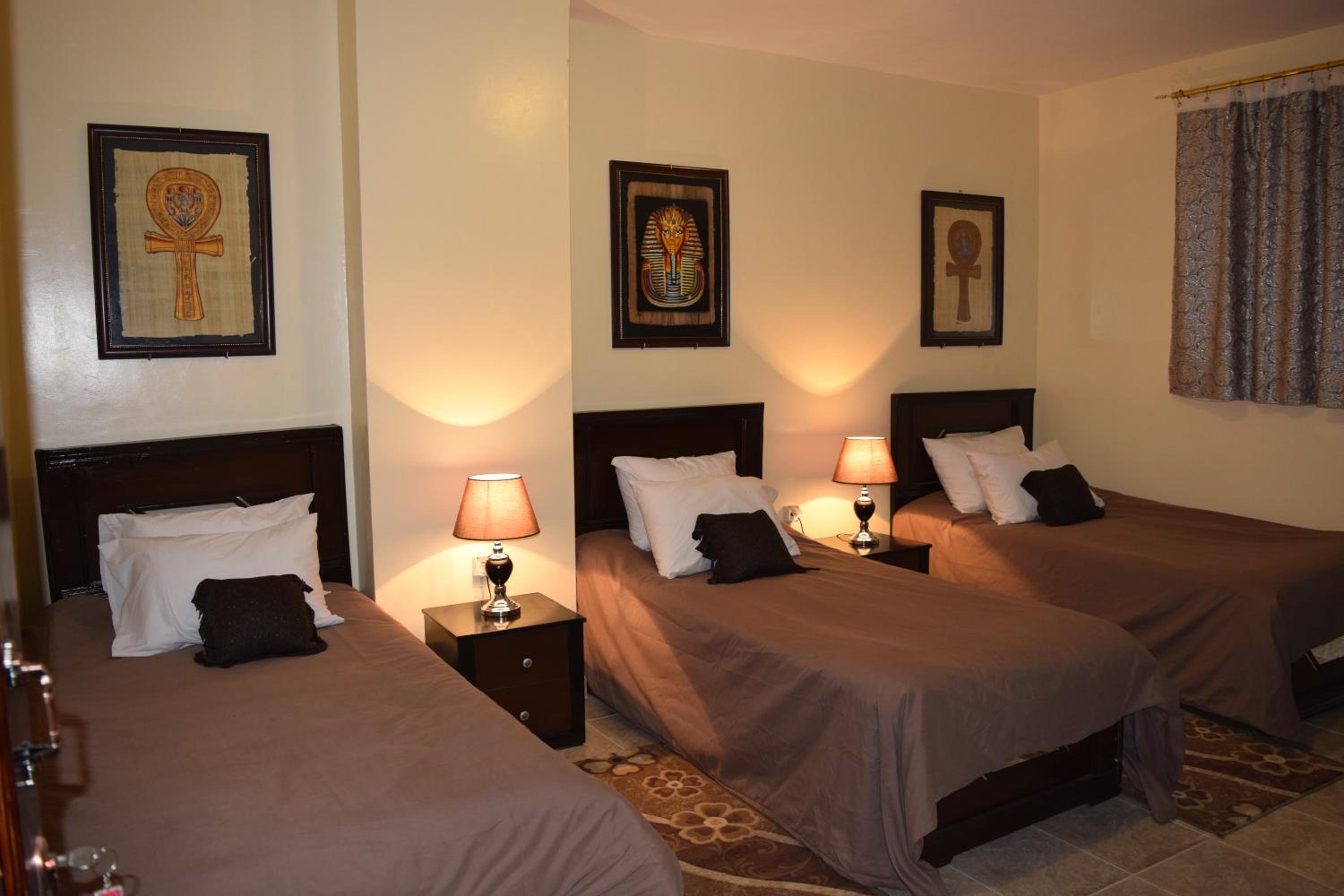 Pyramids Overlook Inn