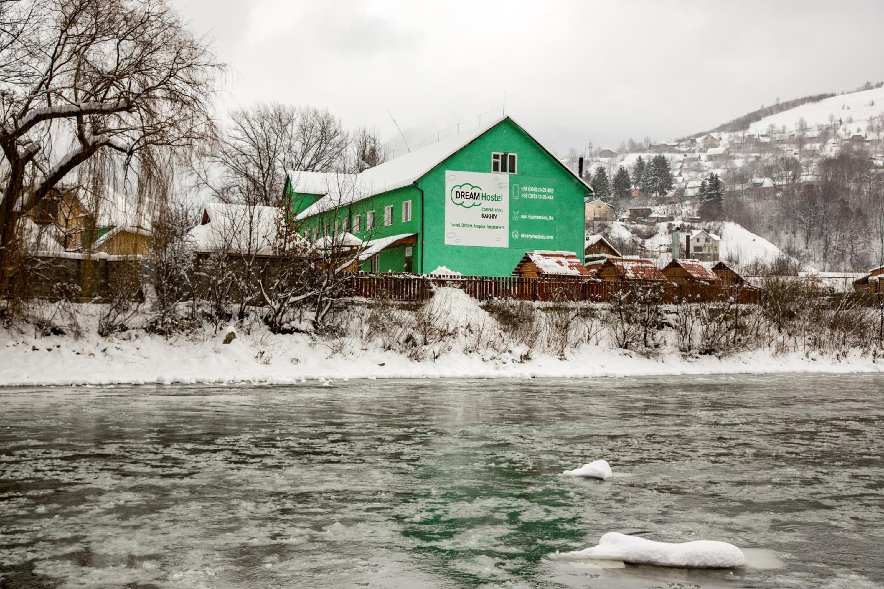 Dream Hostel Carpathians Rakhiv view 3