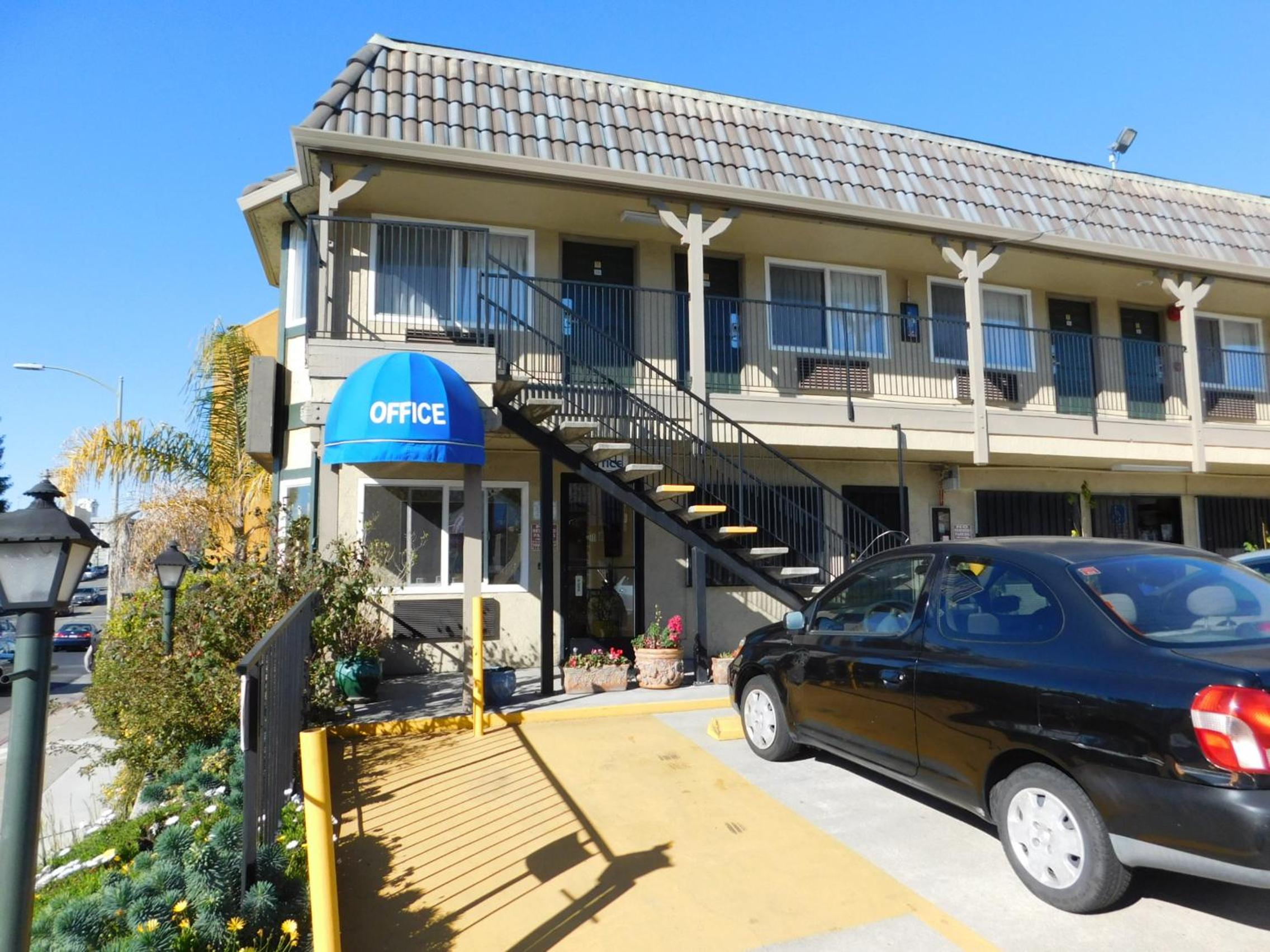 Oakland Vacations - Continental Lodge - Property Image 27