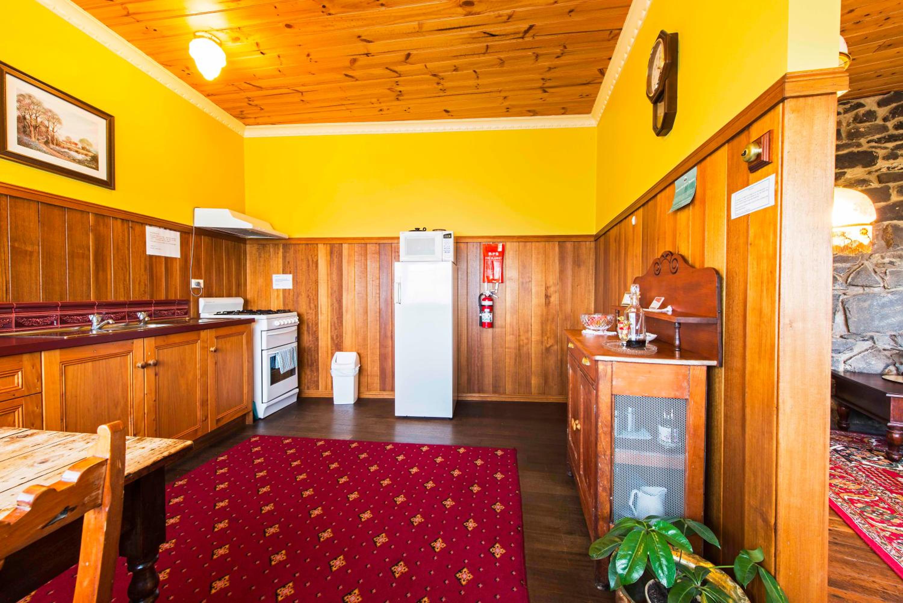 Angel's Aisle Cottages & Cafe
