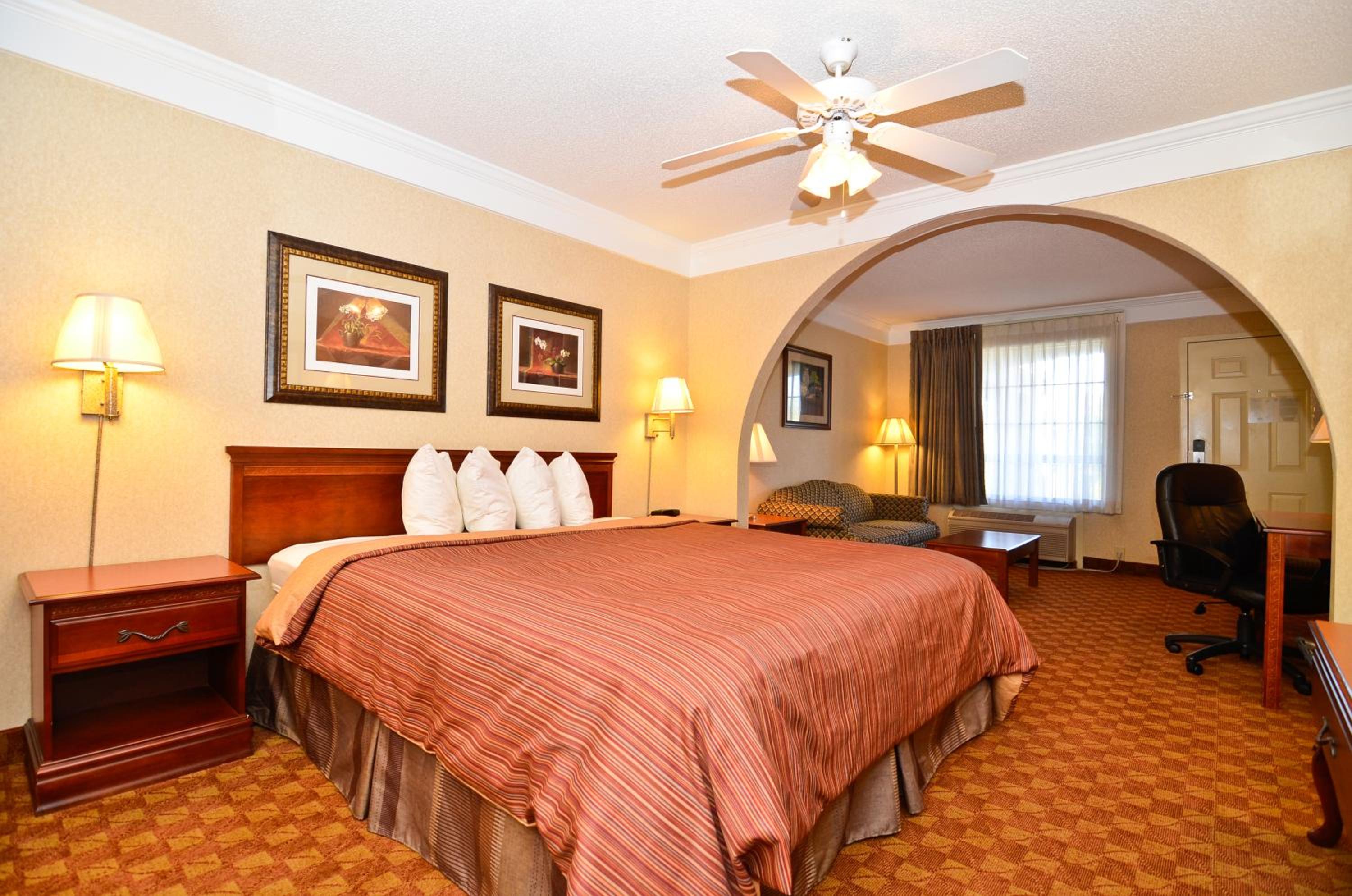 Peach State Inn & Suites