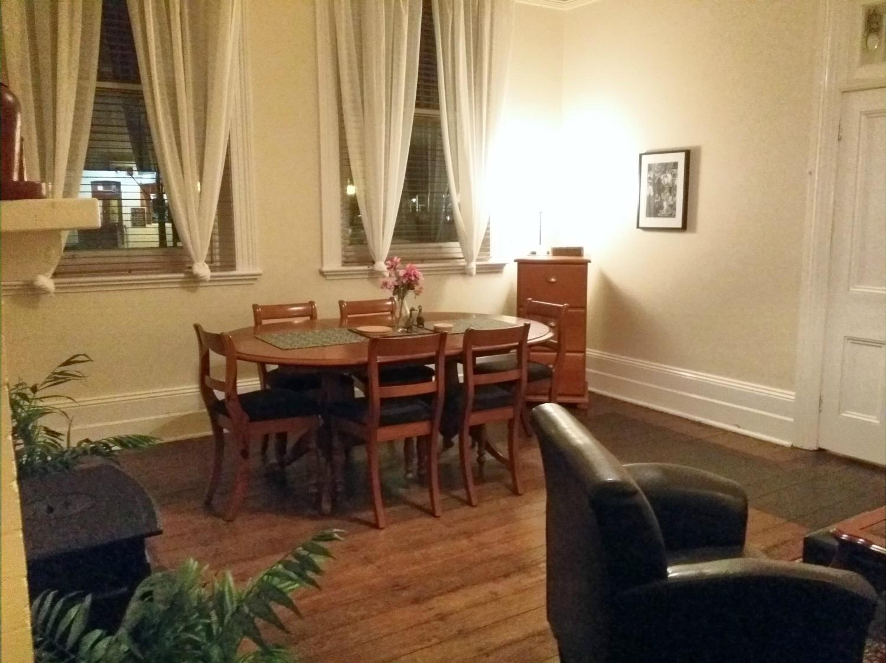 The Bank Guesthouse Glen Innes