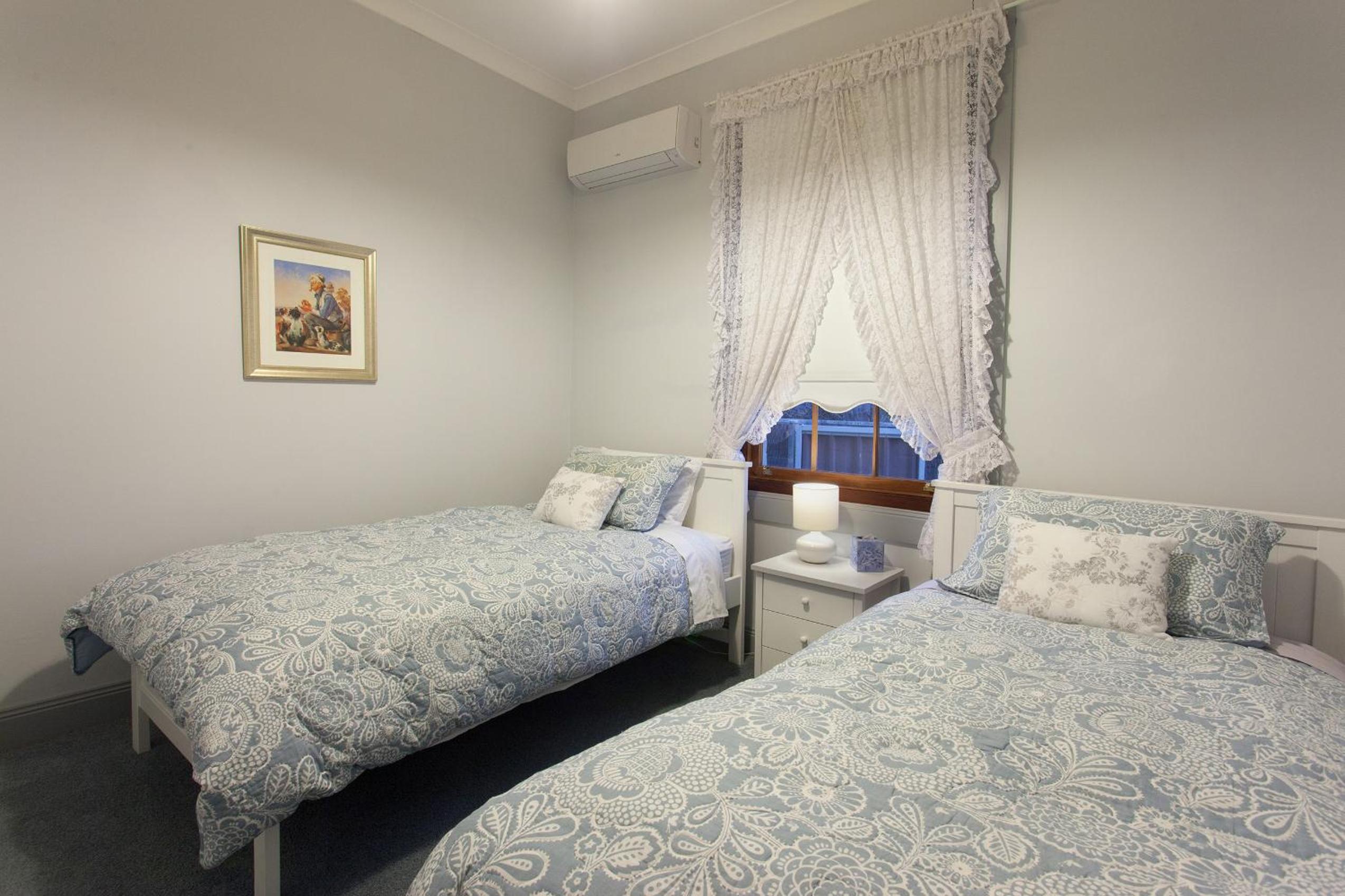 Rawson's Retreat - Five Bedroom Home - Walk CBD - Includes Breakfast