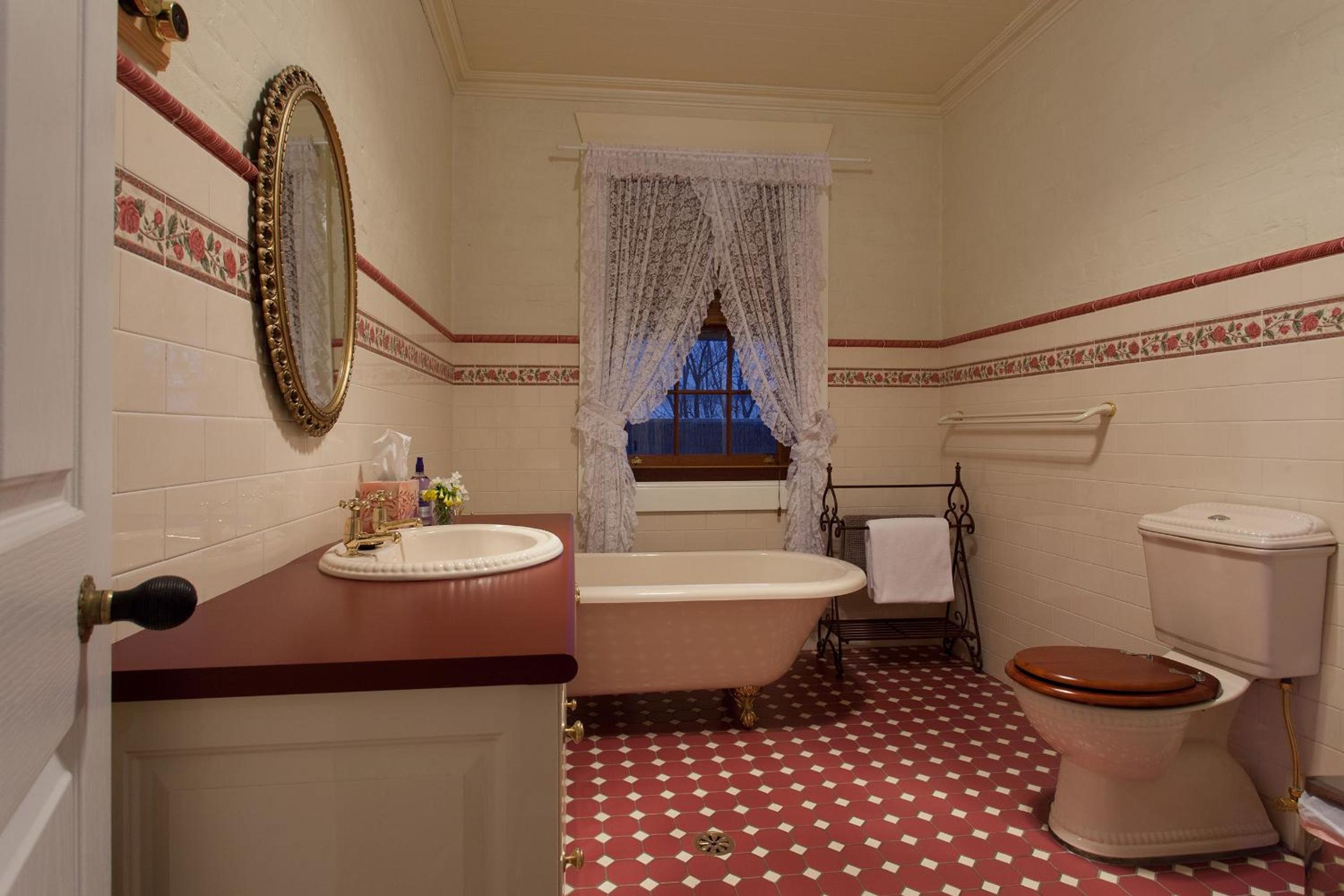 Rawson's Retreat - Five Bedroom Home - Walk CBD - Includes Breakfast