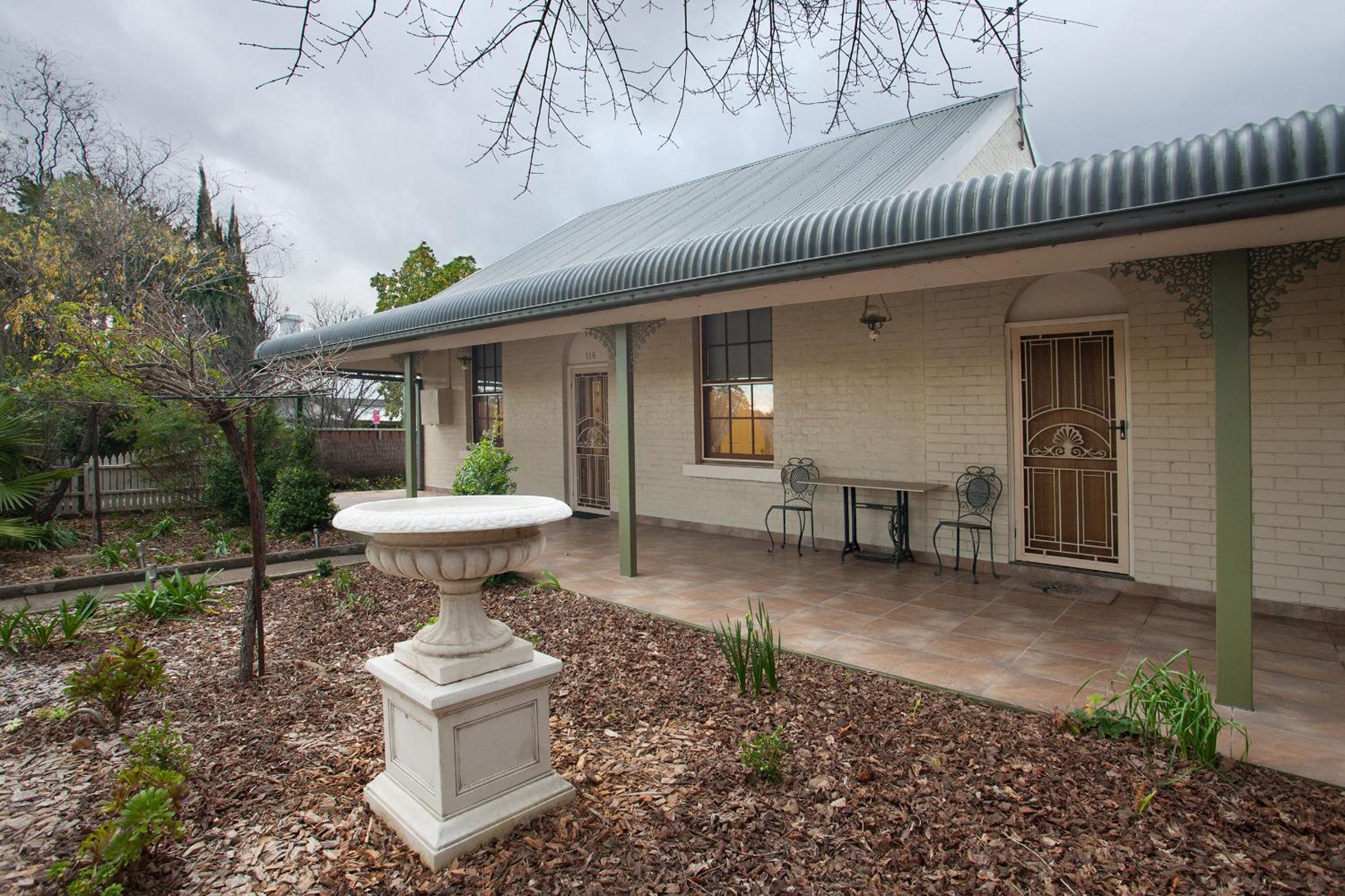 Rawson's Retreat - Five Bedroom Home - Walk CBD - Includes Breakfast
