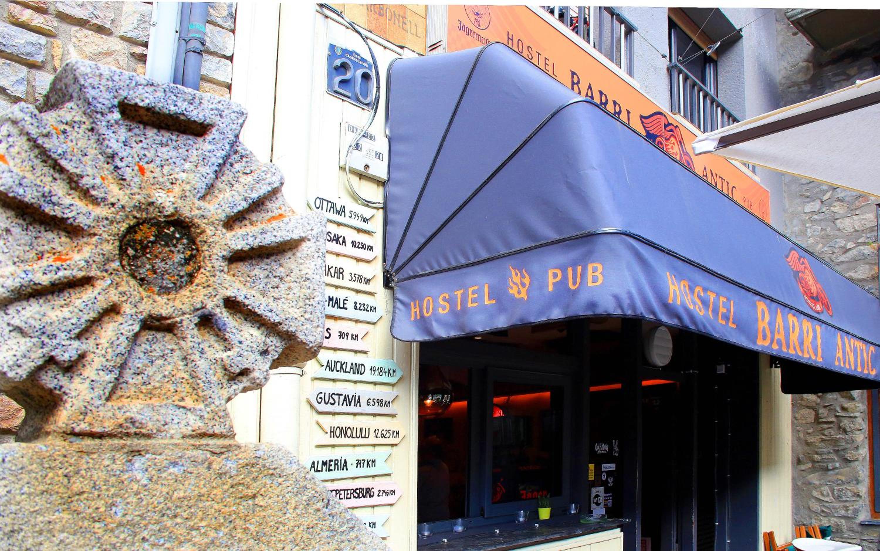 Barri Antic Hostel & Pub