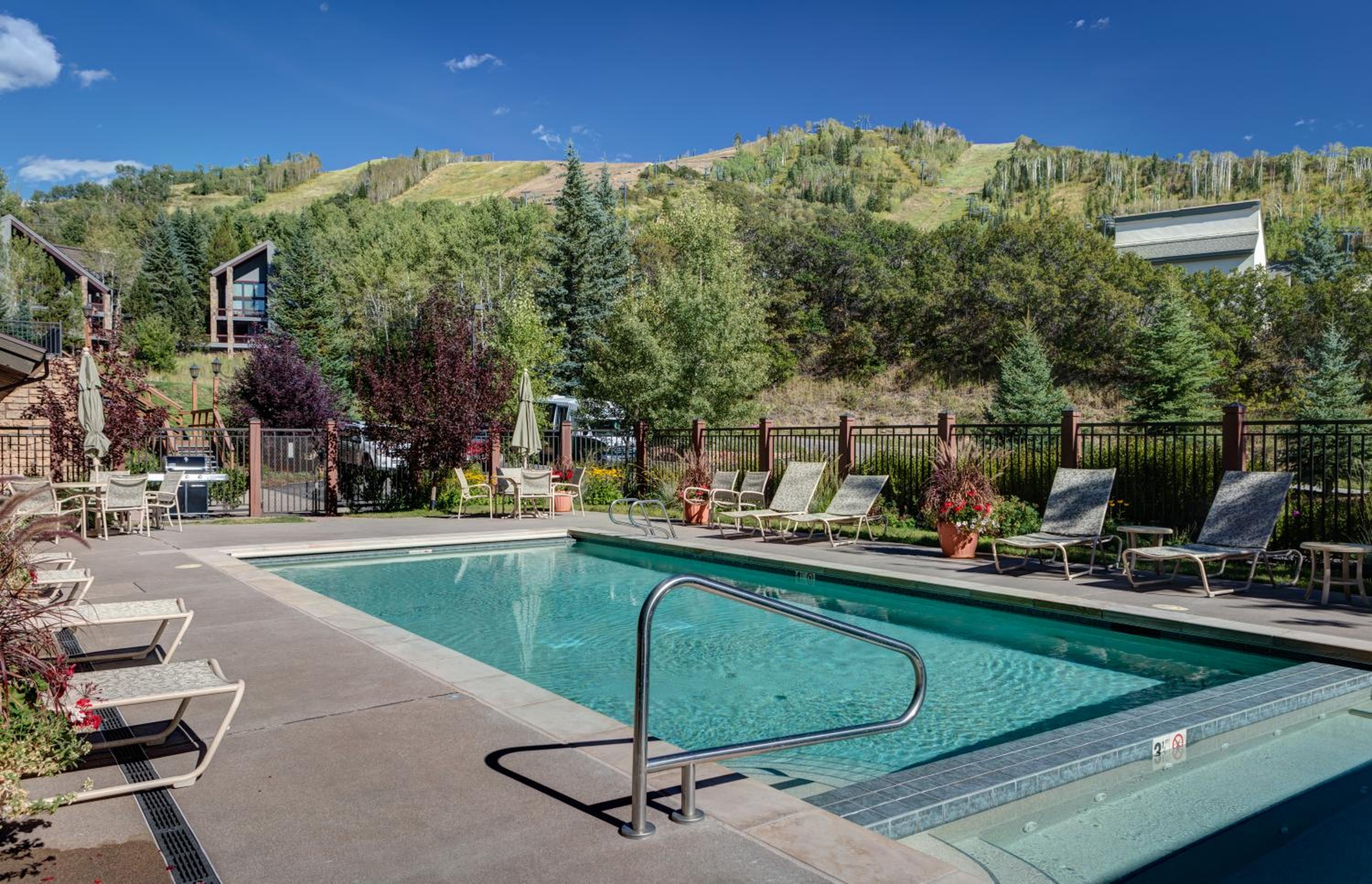 Bear Claw 106 - Unbeatable Backdoor Ski-in Ski-out Access, Slope Views & Winter Shuttle! view 4