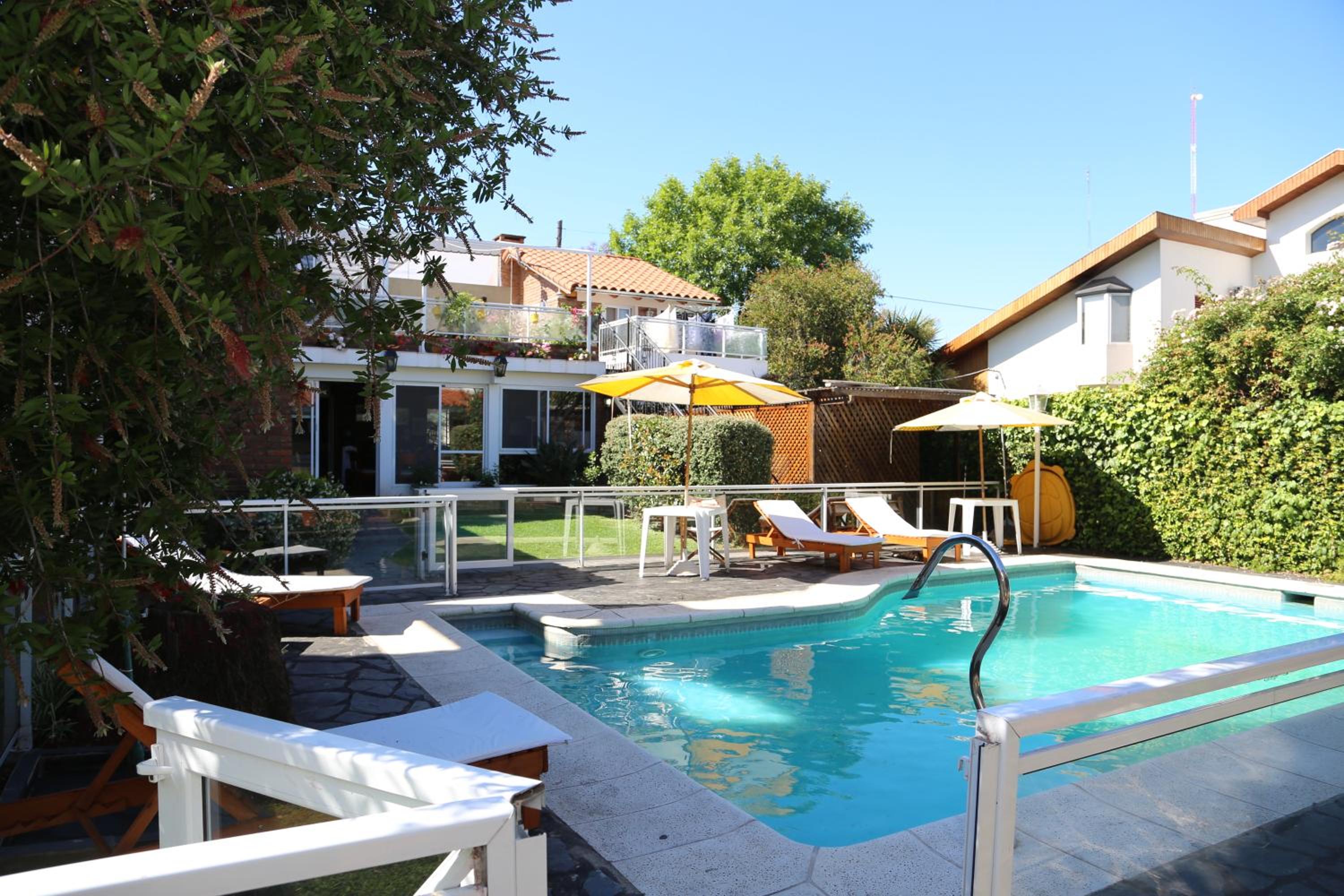 Bernie's Bed & Breakfast , A 3 KILOMETROS DEL AEROP EZEIZA, VAN ,IN-OUT, FREE EZEIZA AIRPORT