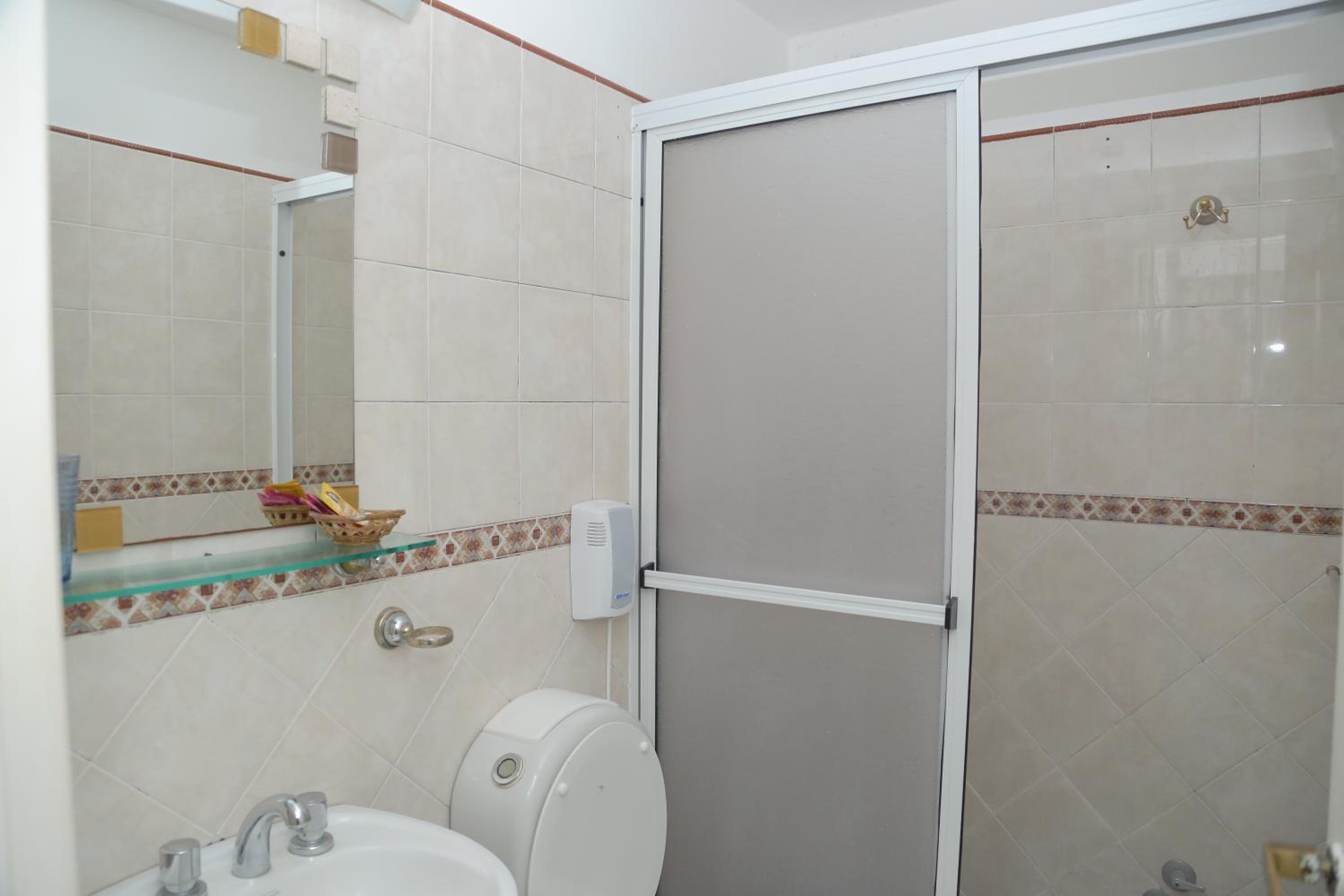 Bernie's Bed & Breakfast , A 3 KILOMETROS DEL AEROP EZEIZA, VAN ,IN-OUT, FREE EZEIZA AIRPORT