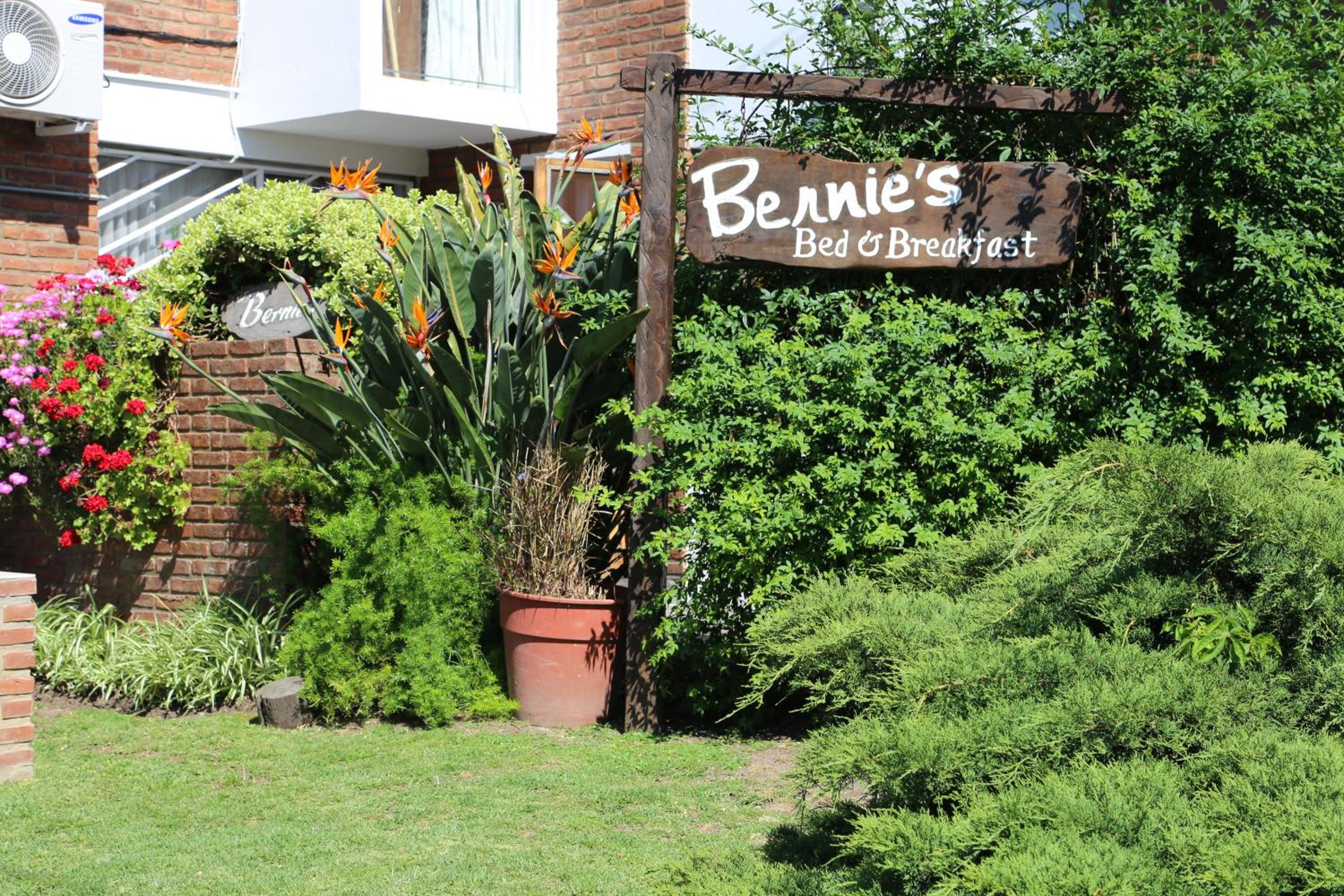 Bernie's Bed & Breakfast , A 3 KILOMETROS DEL AEROP EZEIZA, VAN ,IN-OUT, FREE EZEIZA AIRPORT