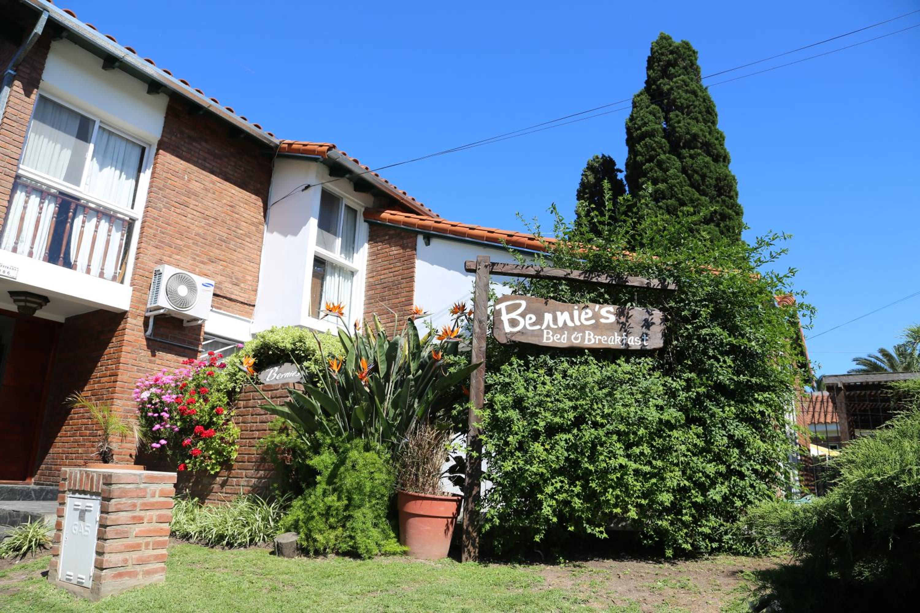 Bernie's Bed & Breakfast , A 3 KILOMETROS DEL AEROP EZEIZA, VAN ,IN-OUT, FREE EZEIZA AIRPORT