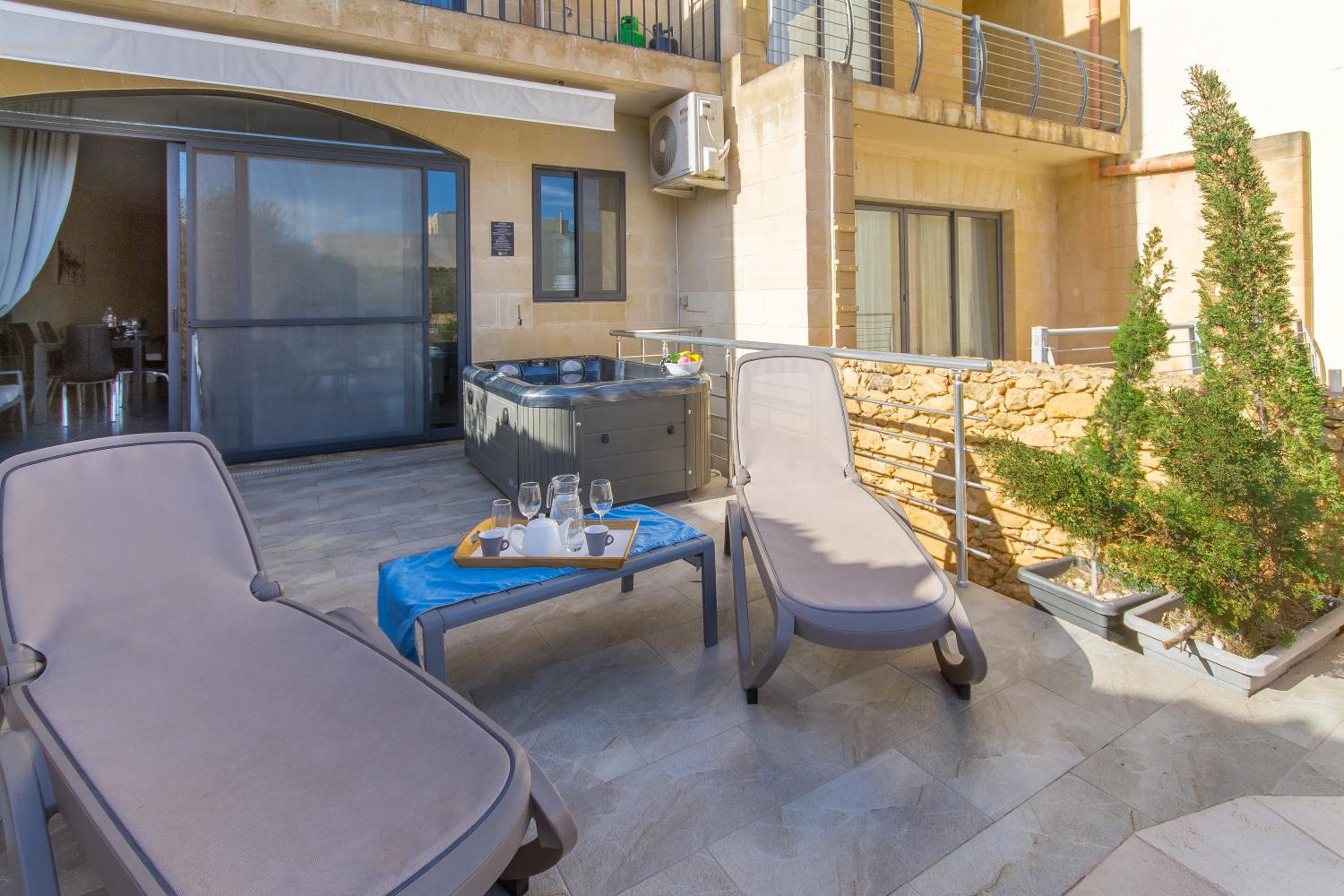 Ta'Siku Gozitan villa Pool & hot tub - Happy Rentals