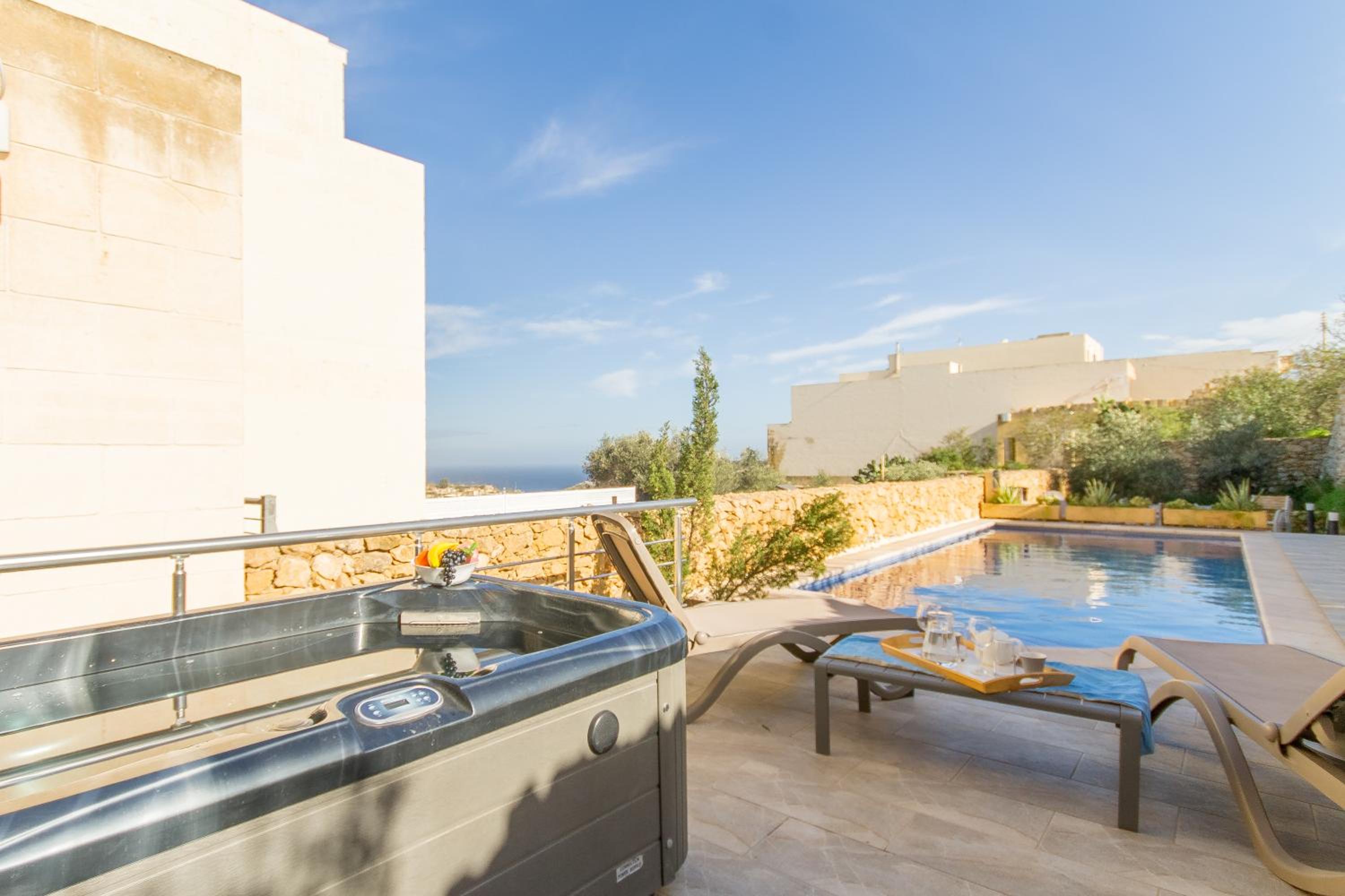 Ta'Siku Gozitan villa Pool & hot tub - Happy Rentals