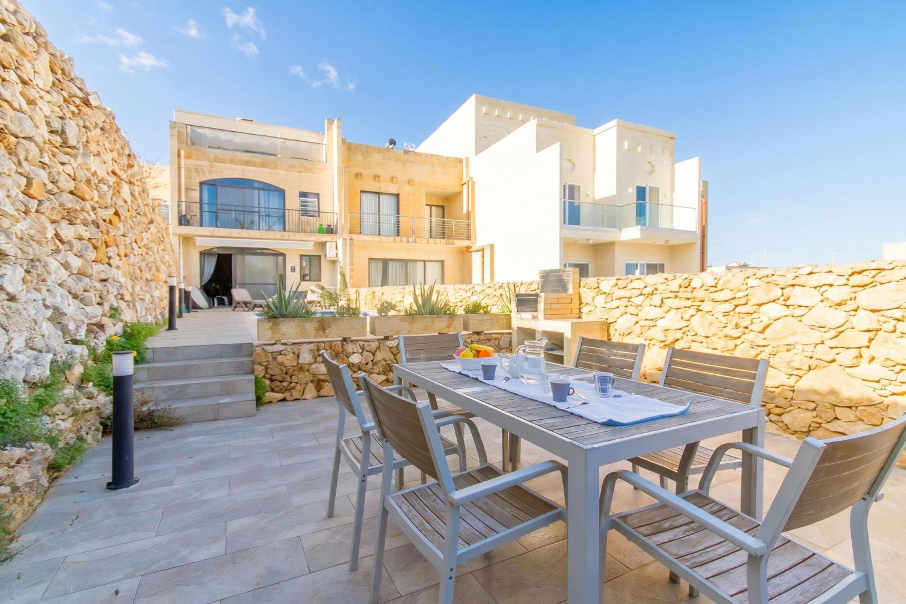 Ta'Siku Gozitan villa Pool & hot tub - Happy Rentals