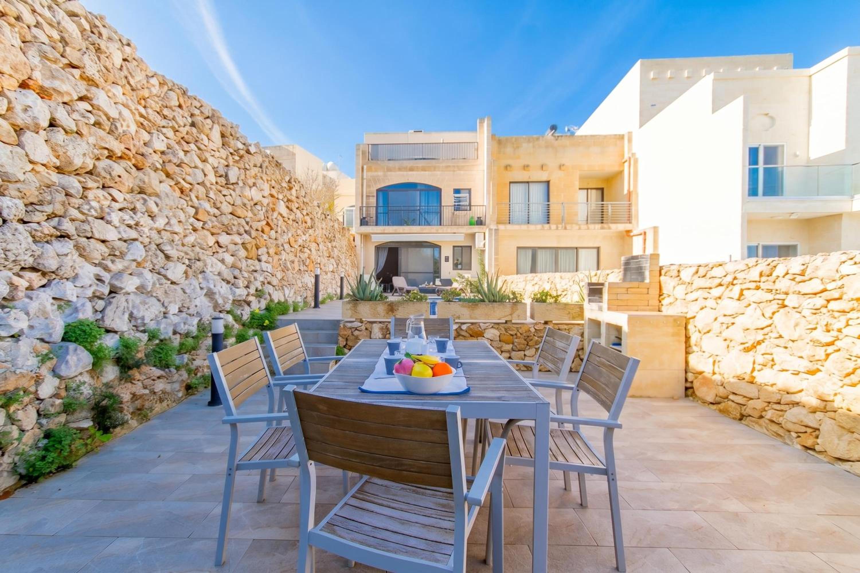 Ta'Siku Gozitan villa Pool & hot tub - Happy Rentals