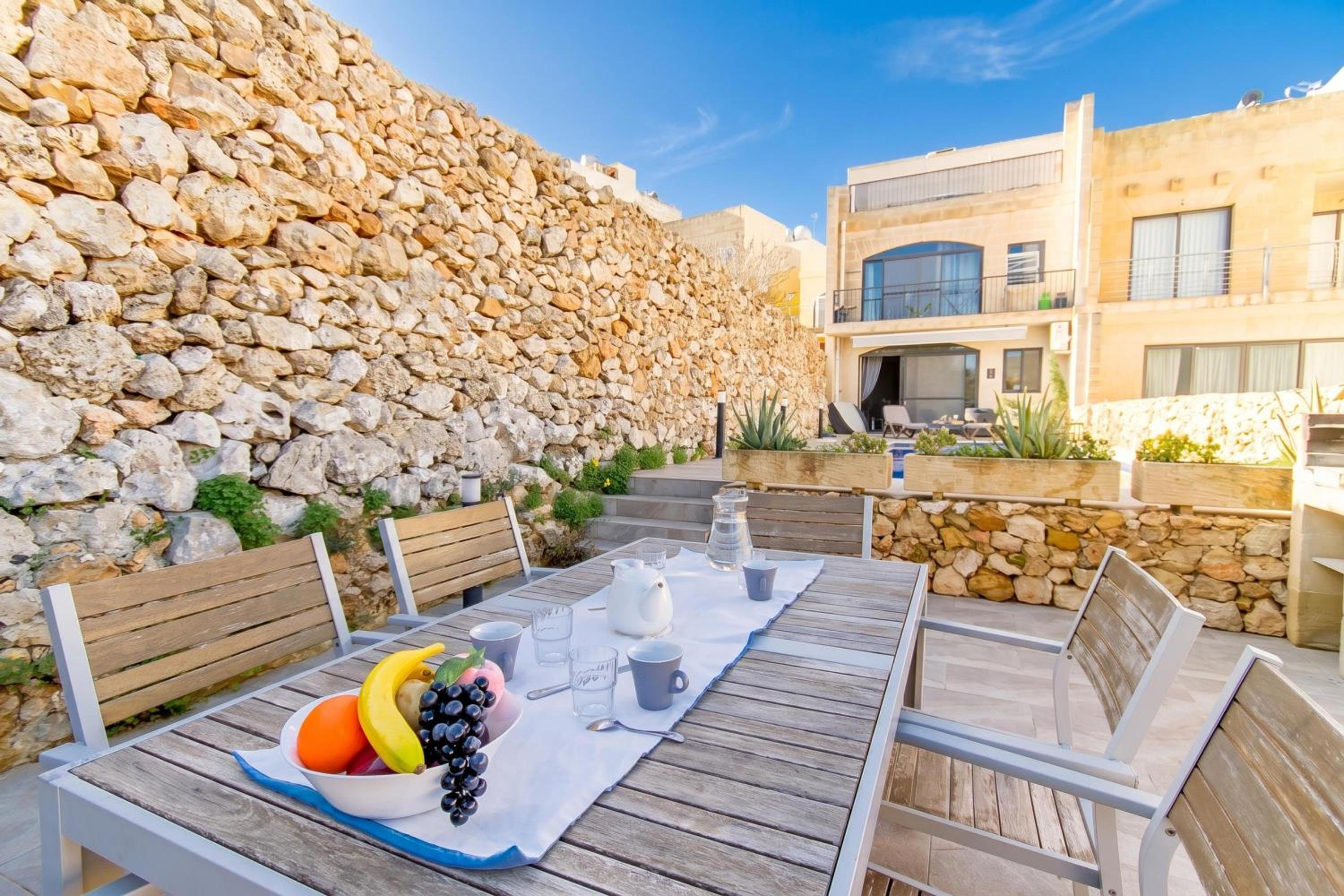 Ta'Siku Gozitan villa Pool & hot tub - Happy Rentals