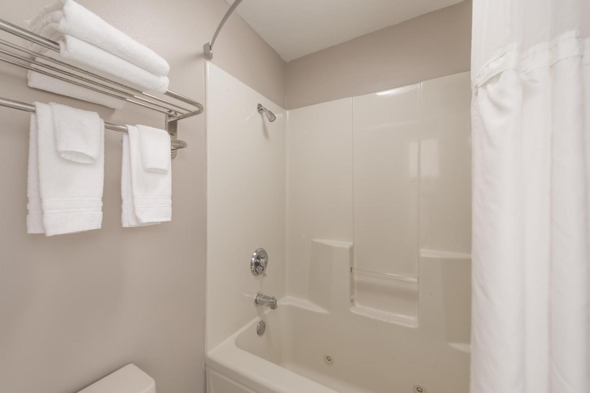 Super 8 by Wyndham Alexander City - Property Image 29