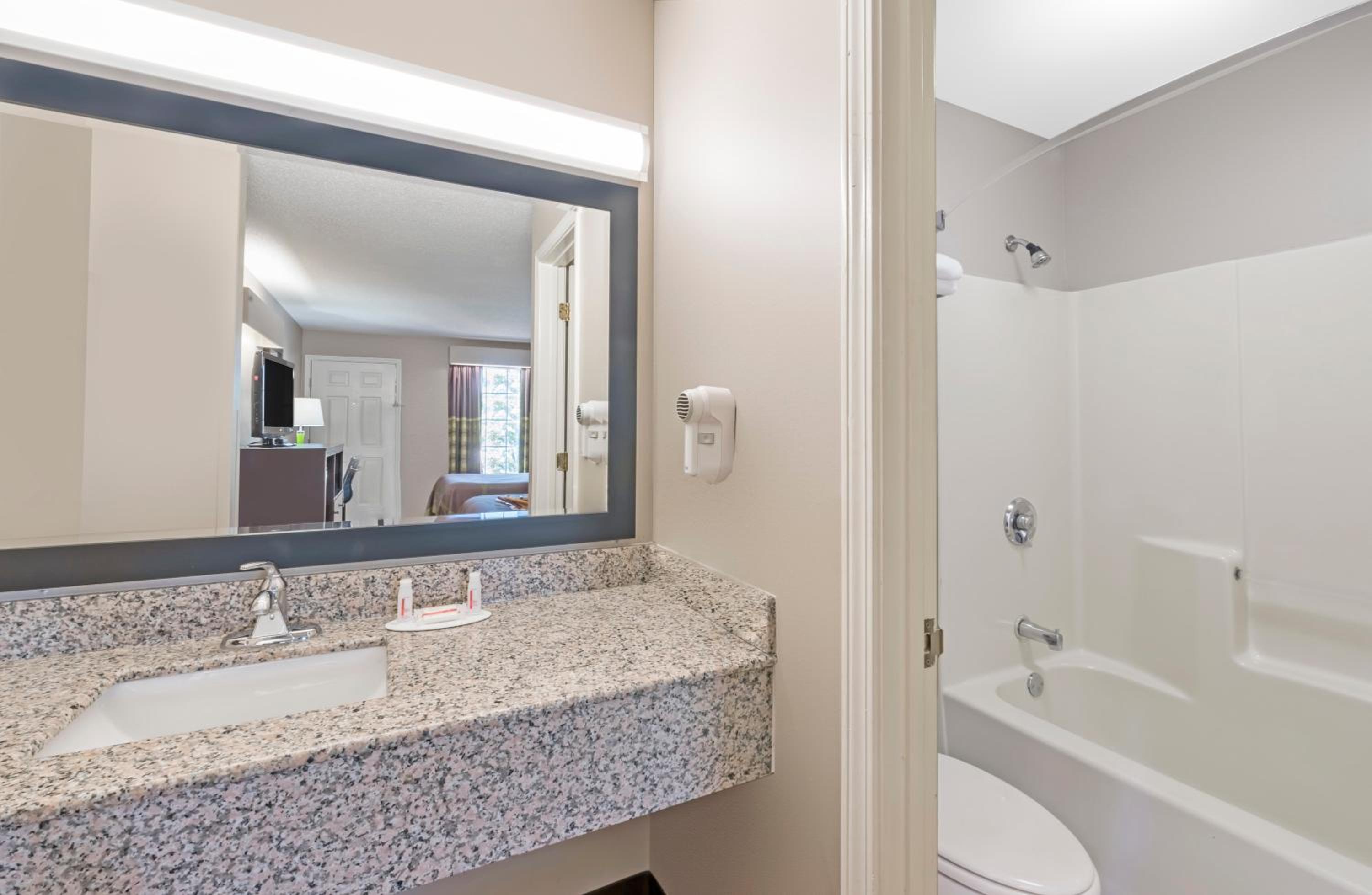 Super 8 by Wyndham Alexander City - Property Image 21
