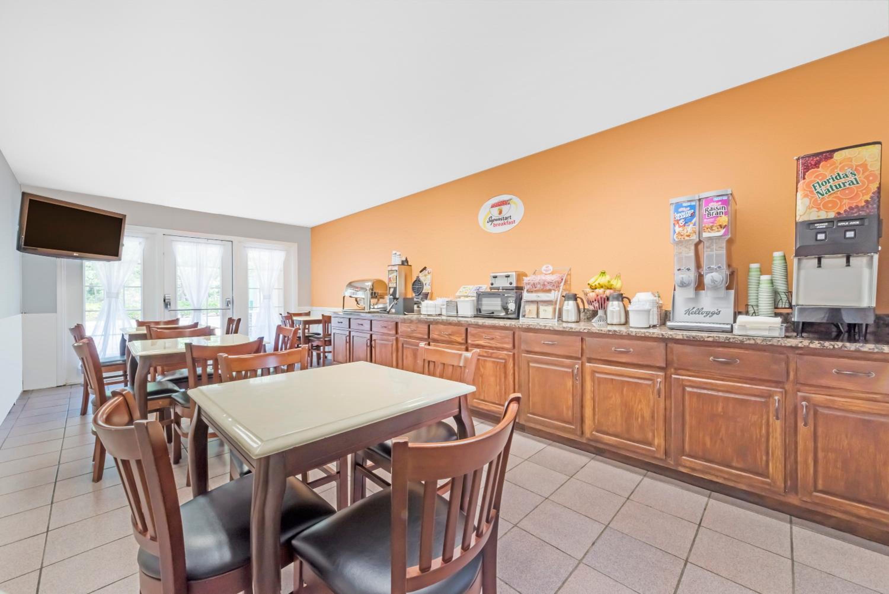 Super 8 by Wyndham Alexander City - Property Image 41