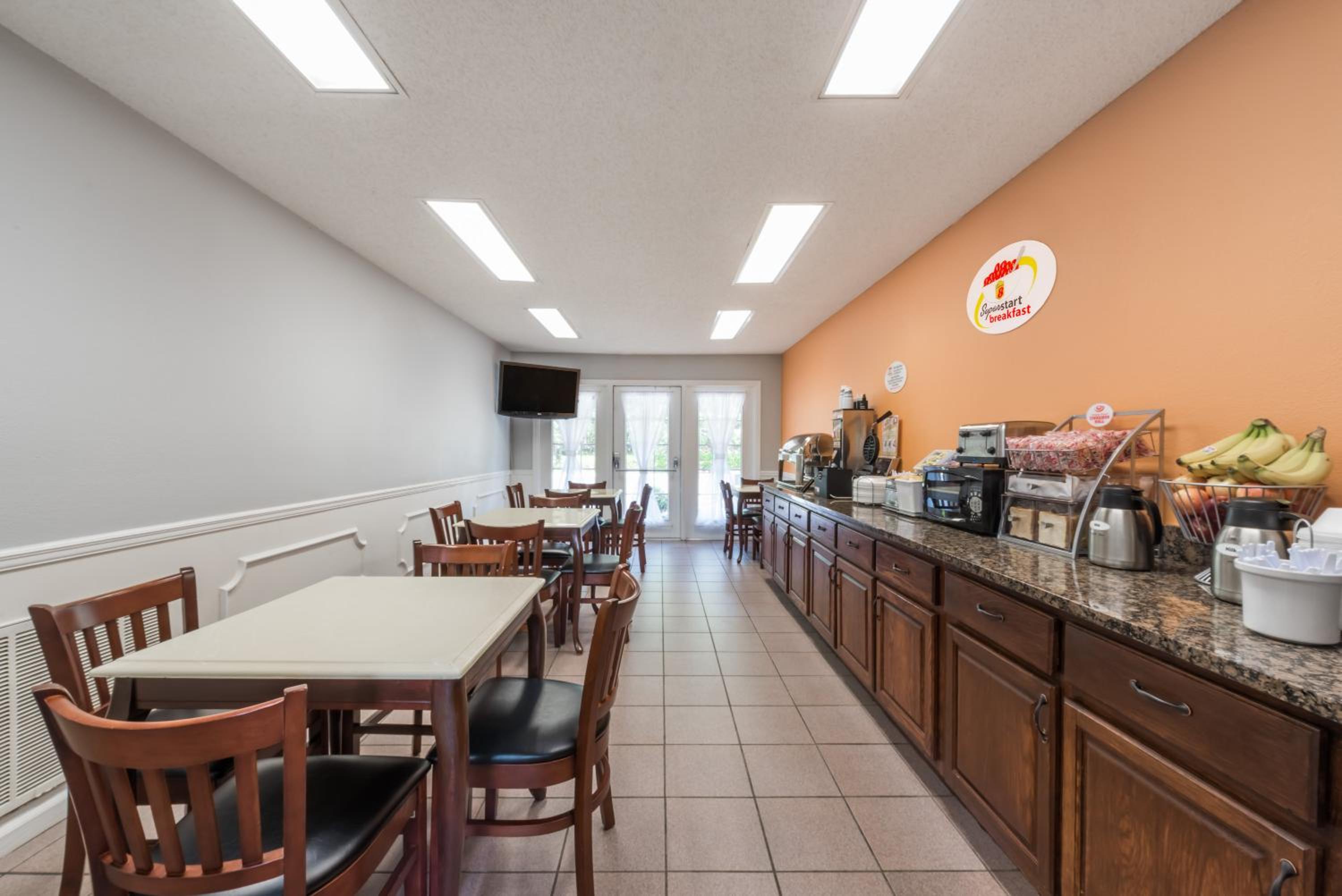 Super 8 by Wyndham Alexander City - Property Image 42