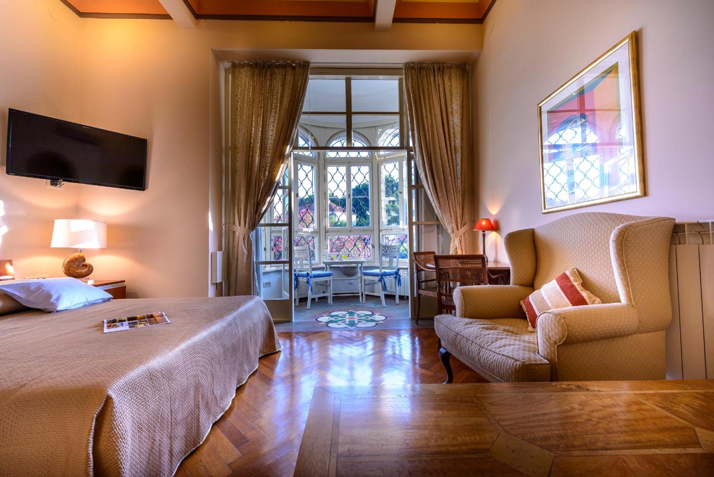 Villa Mediteran Old Town, 5 En-Suites and Hot Tub