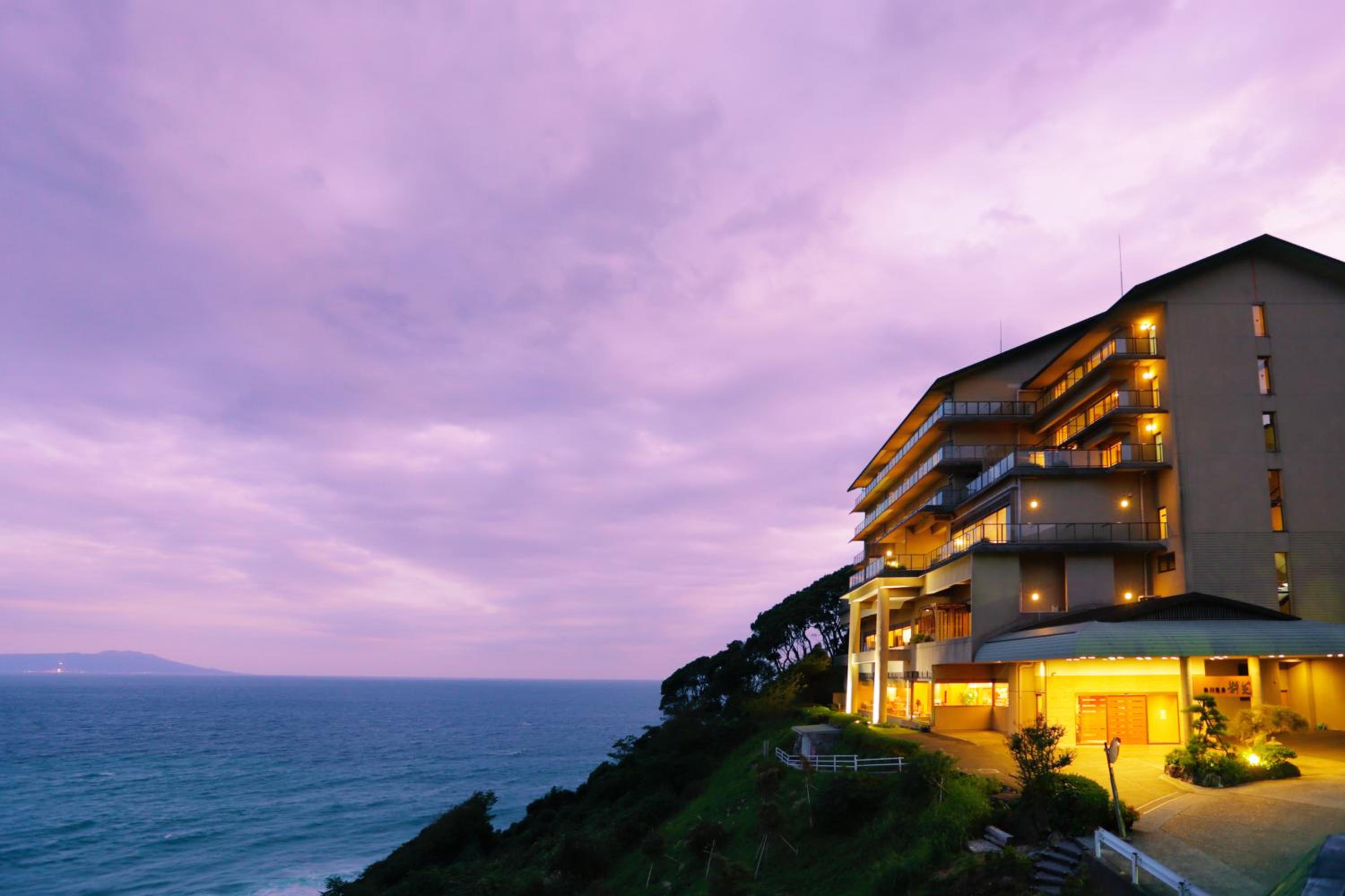 IZU RETREAT by Onko Chishin