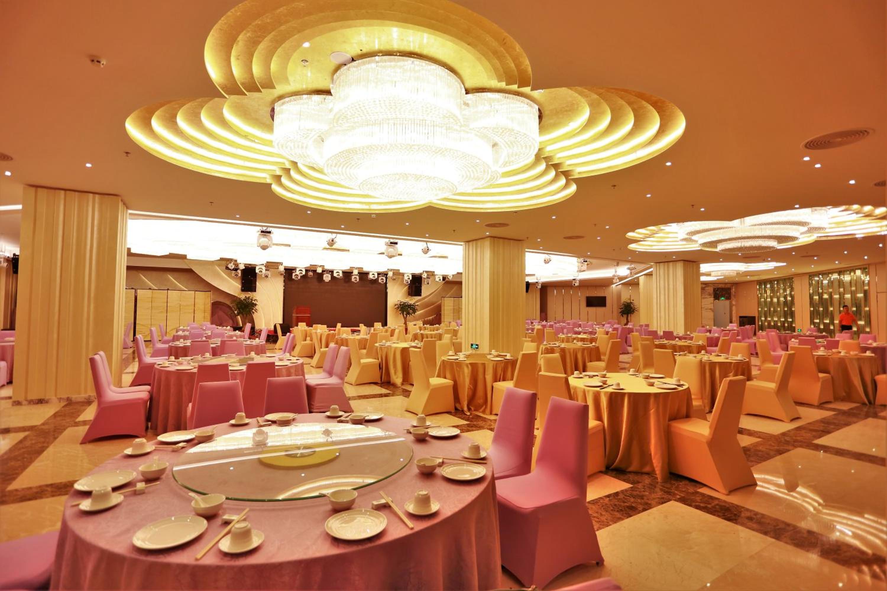 Menshine Gloria Plaza Hotel