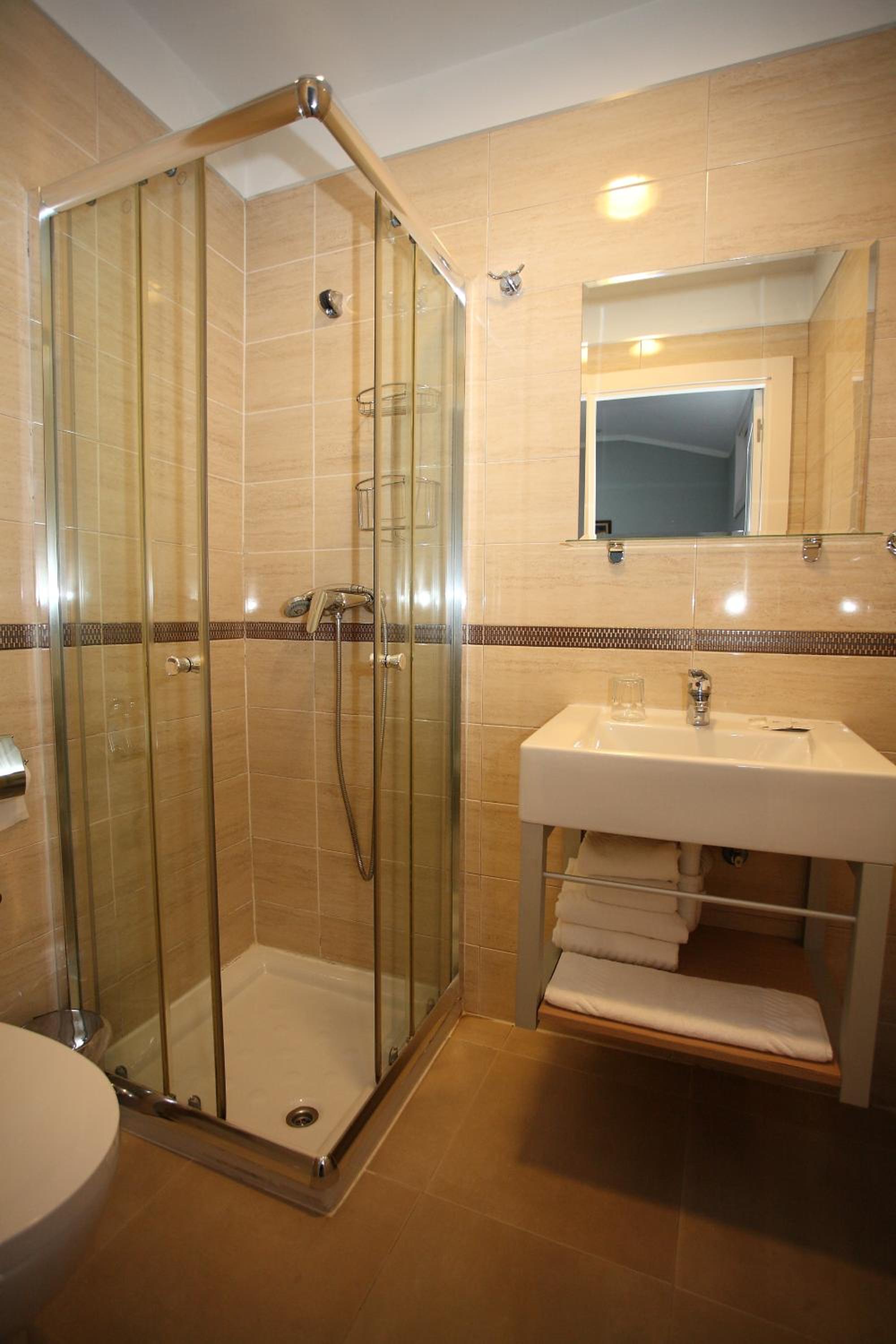 Pensión Jade en Castro-Urdiales — bathroom