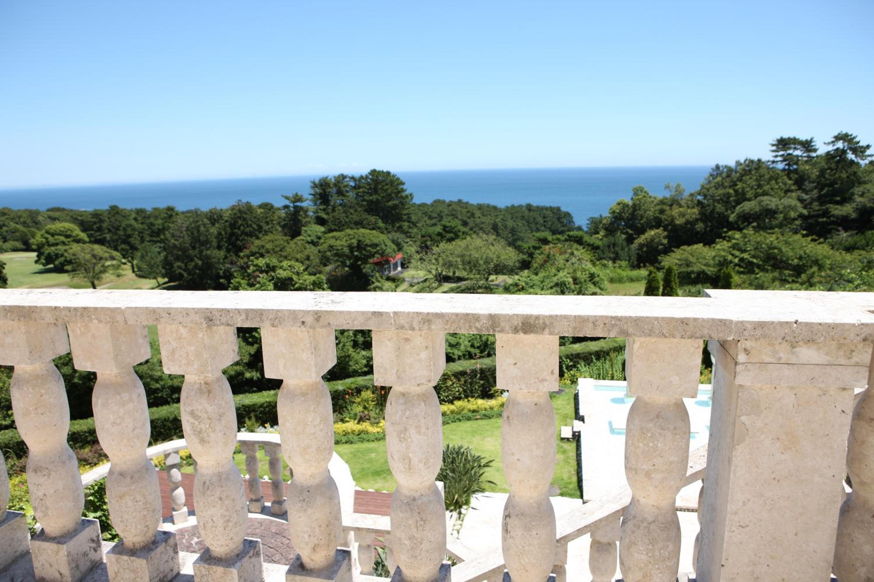 IZU RETREAT by Onko Chishin