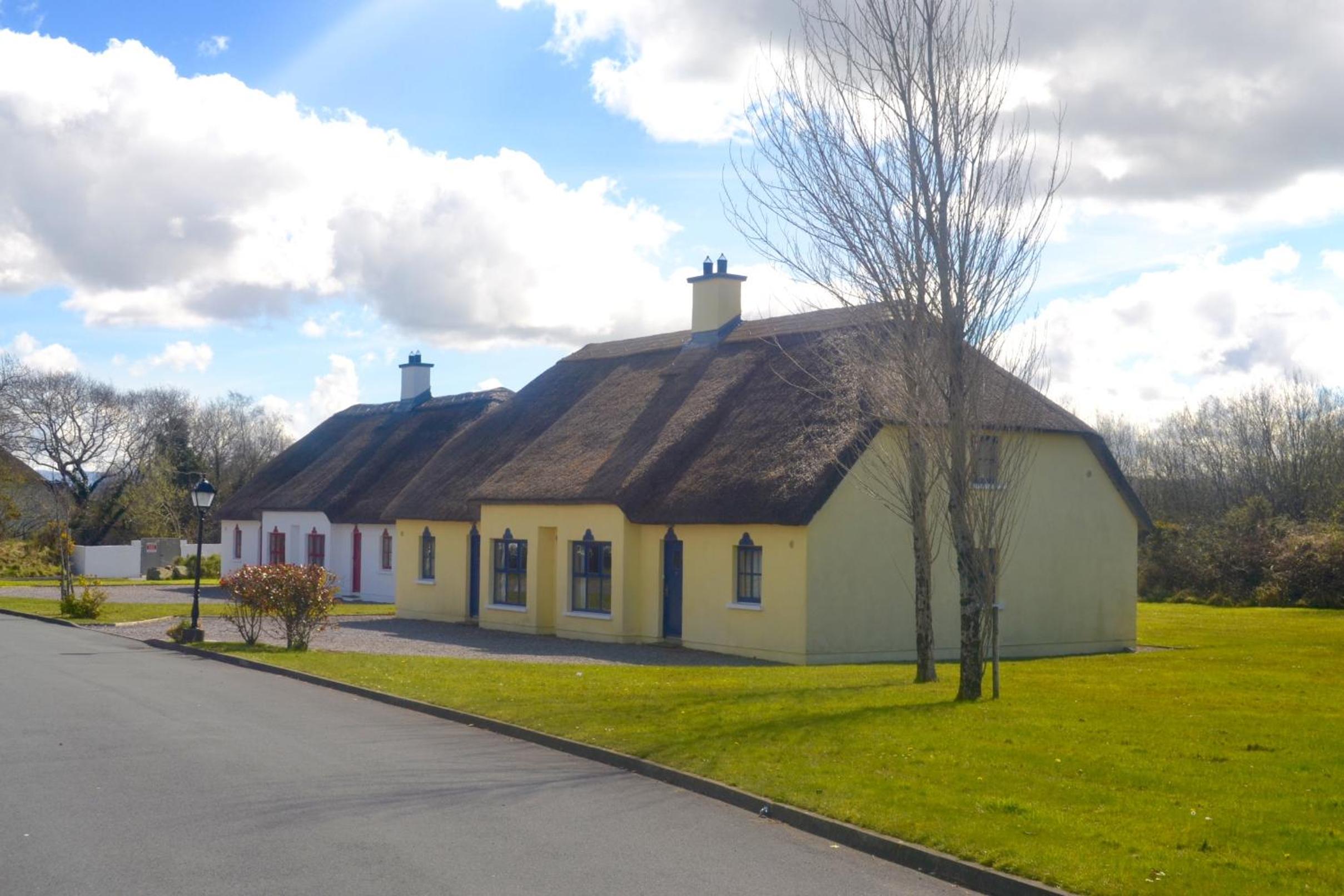 Cottage 33 Old Killarney Village Killarney V93K66X 4 King Beds Sleeps 8 Sharing