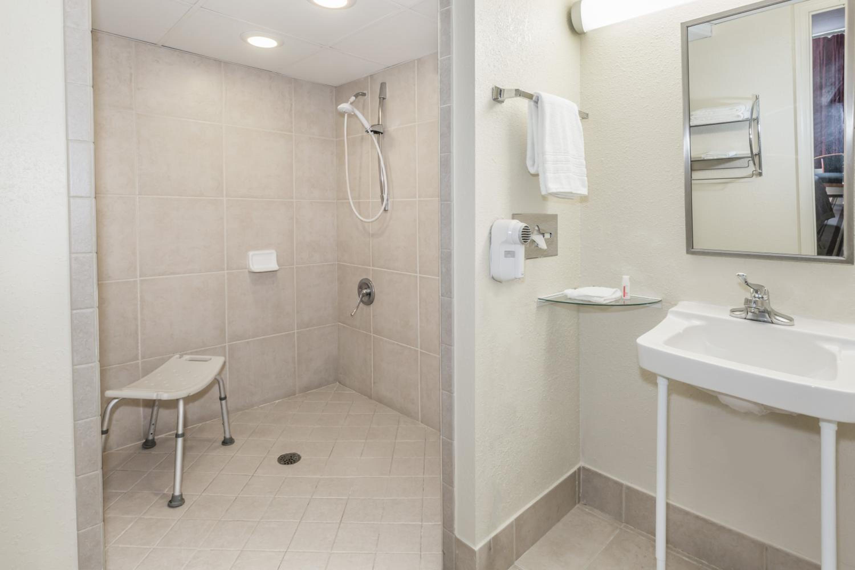 Valdosta Vacations - Super 8 by Wyndham Valdosta Mall - Property Image 9