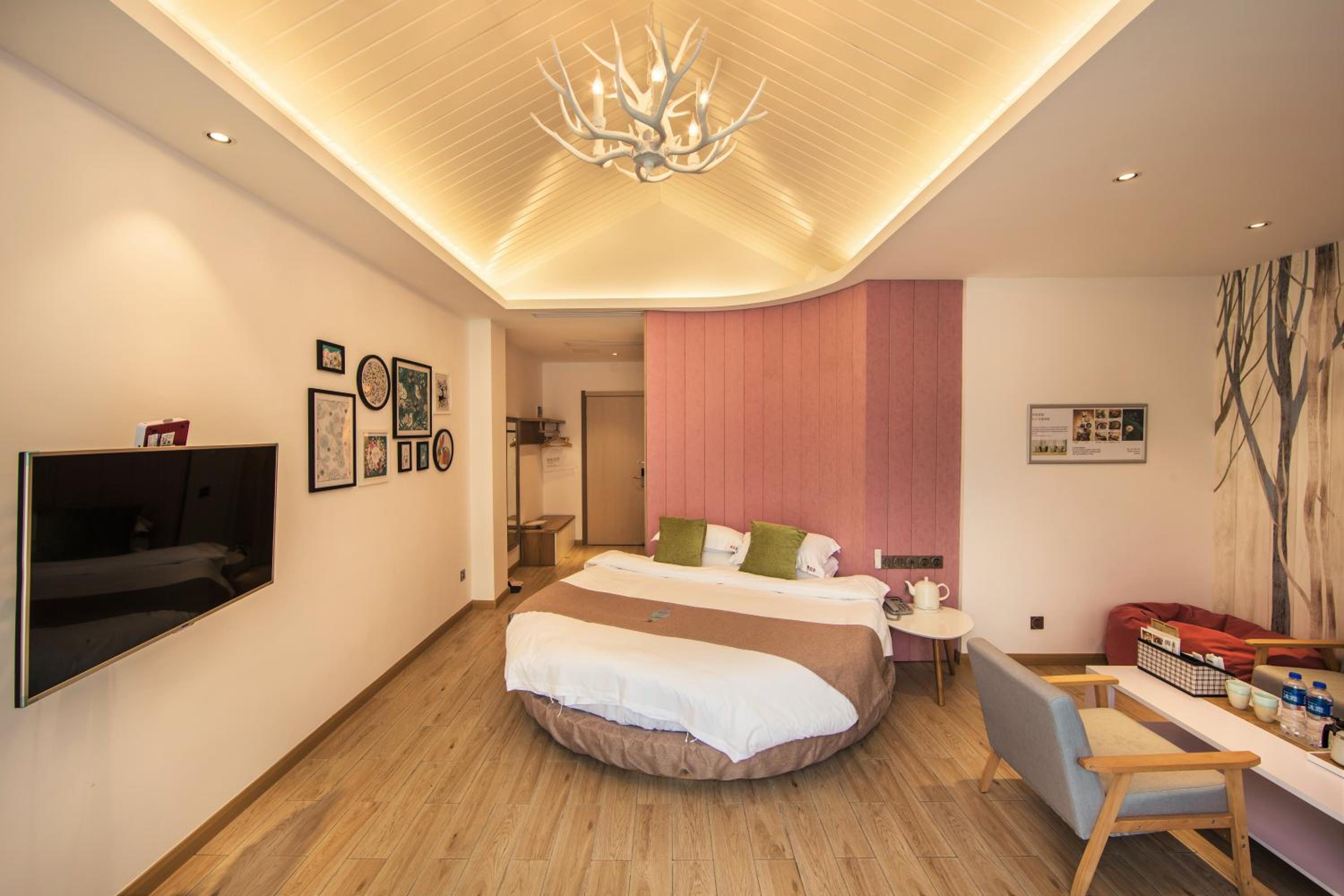 Ancient Street No.5 Youth Chic Hotel